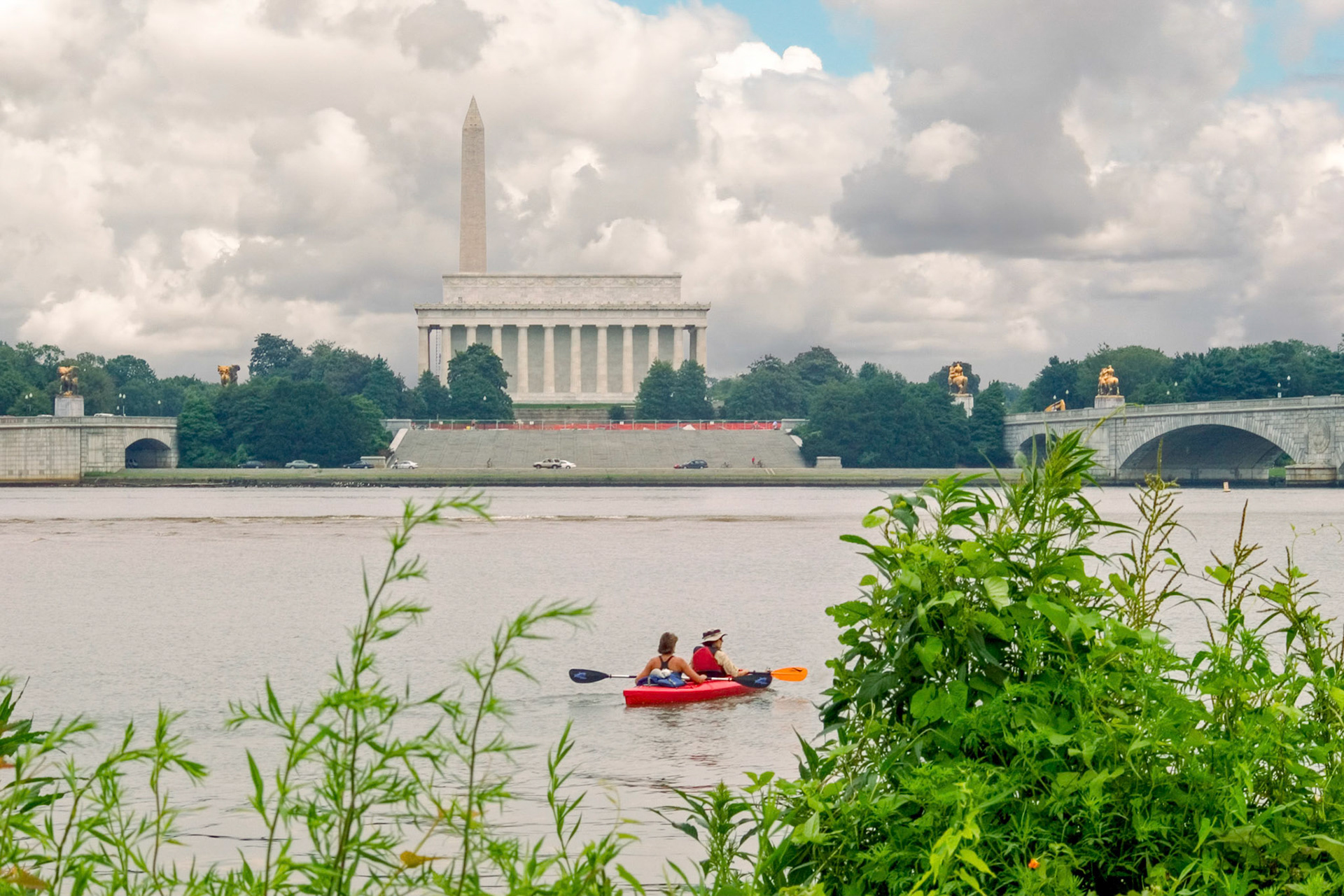 Kayakers on the Potomac River with the Lincoln Memorial and the Washington Monument in the background.