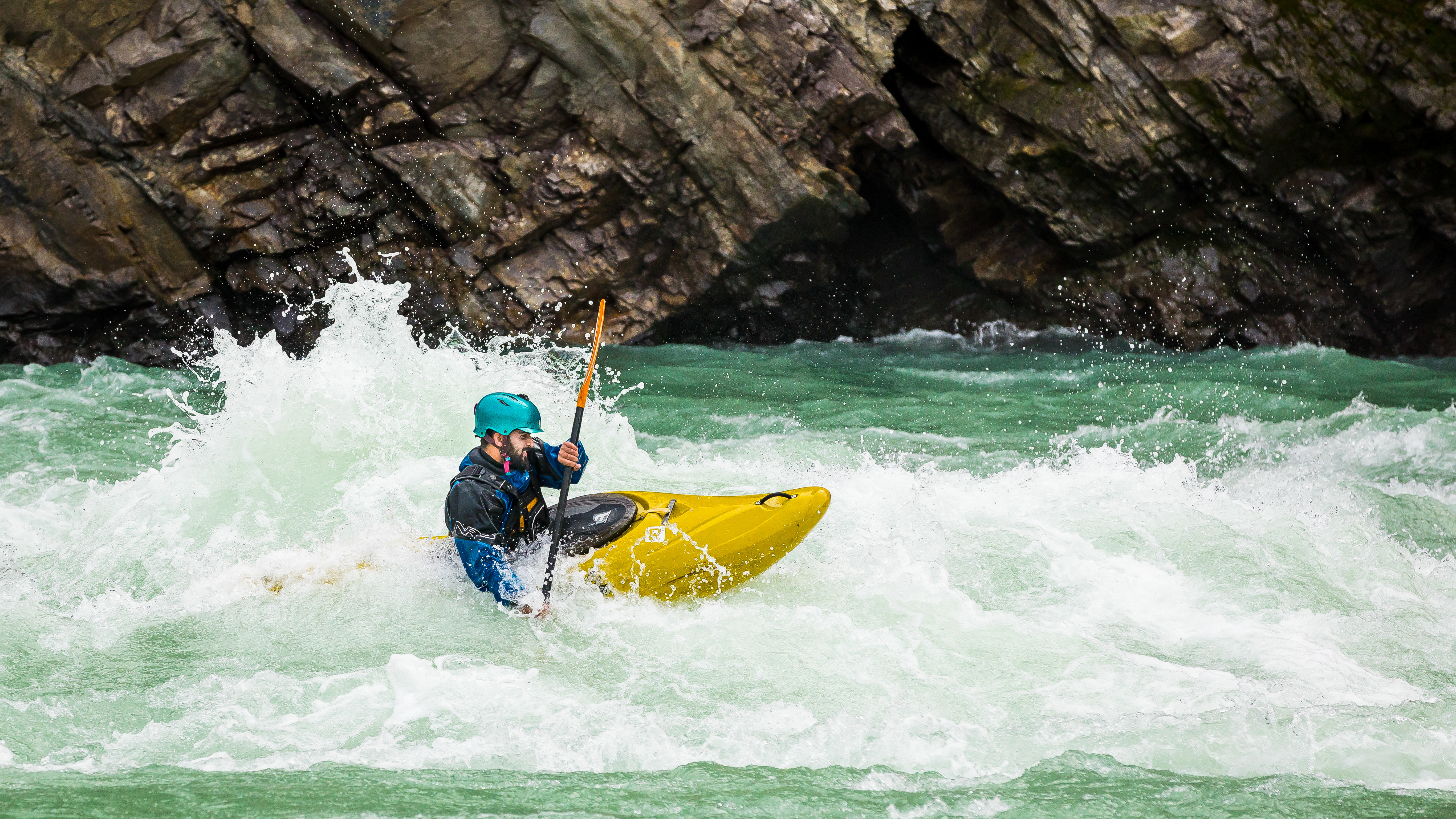 Do white water. Whitewater Kayaking. Каяк океан шторм. Ришикеш. Обои для смартфона каякер.