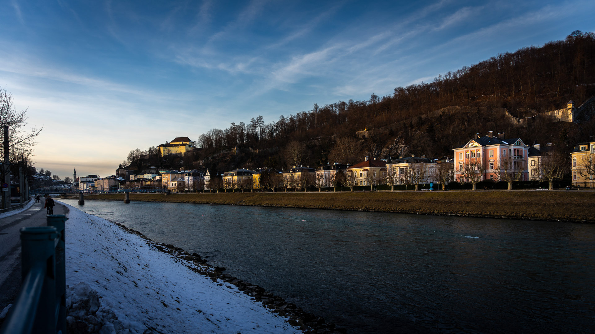 On the east bank of the Salzach the Giselakay is located. Along this boulevard city villas of wealthy citizens and numerous institutions are lined up