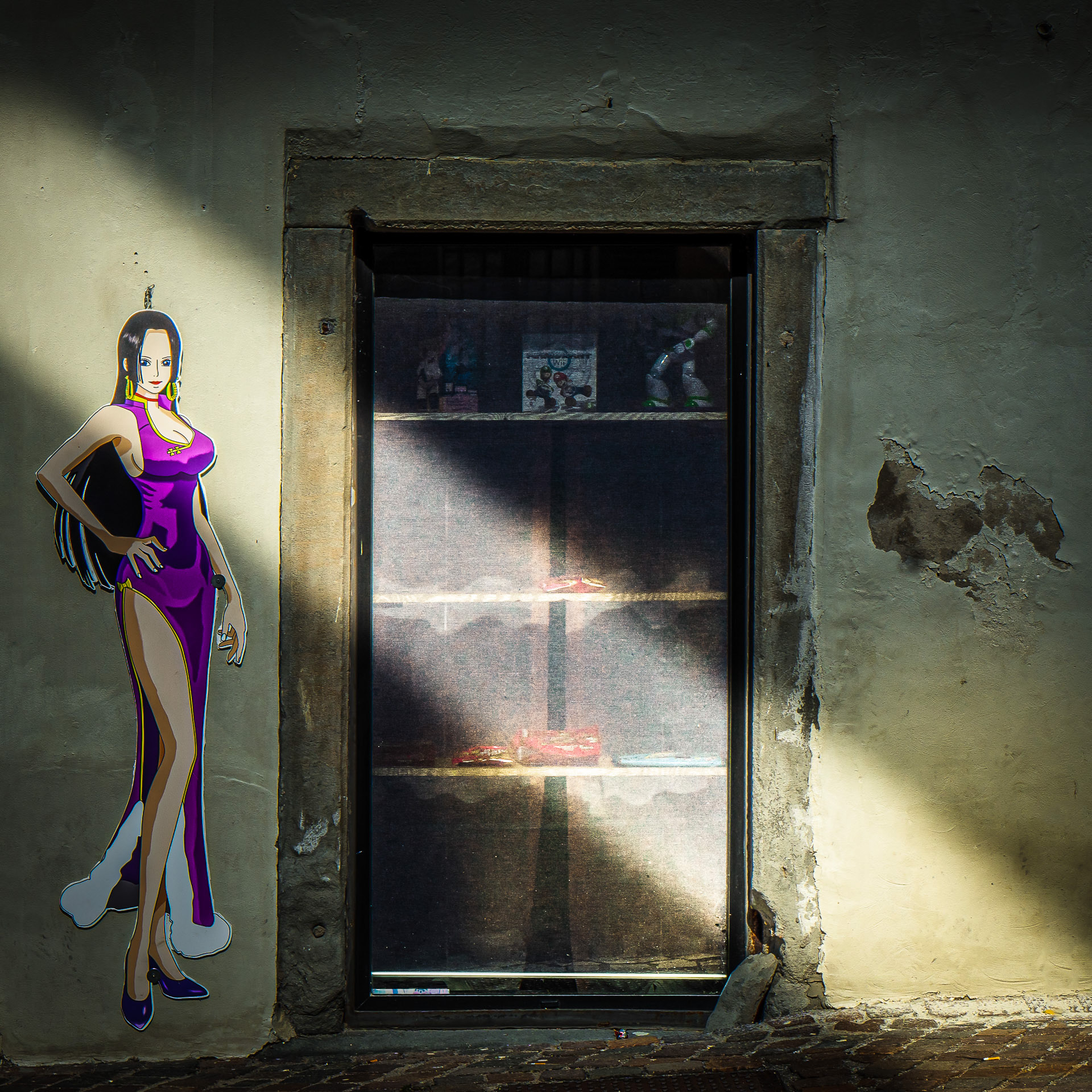 But there are also some other curious motifs, like this little shop with comics and toys.