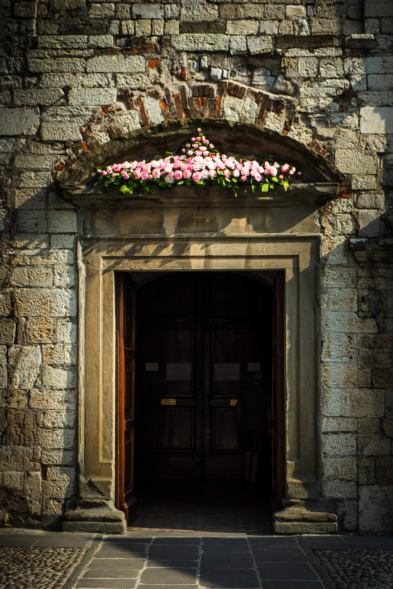 In honour of the Virgin Mary, many churches in the lake towns are decorated with paper flowers in October.