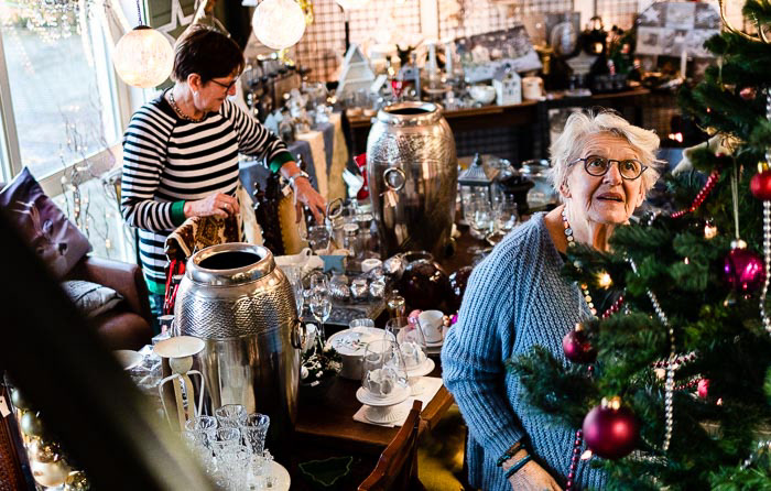 Vrijwilligers Monica Kok (l) en Corrie Maat (r) in de kersthoek van kringloopwinkel de Bob Shop in Molenaarsgraaf.