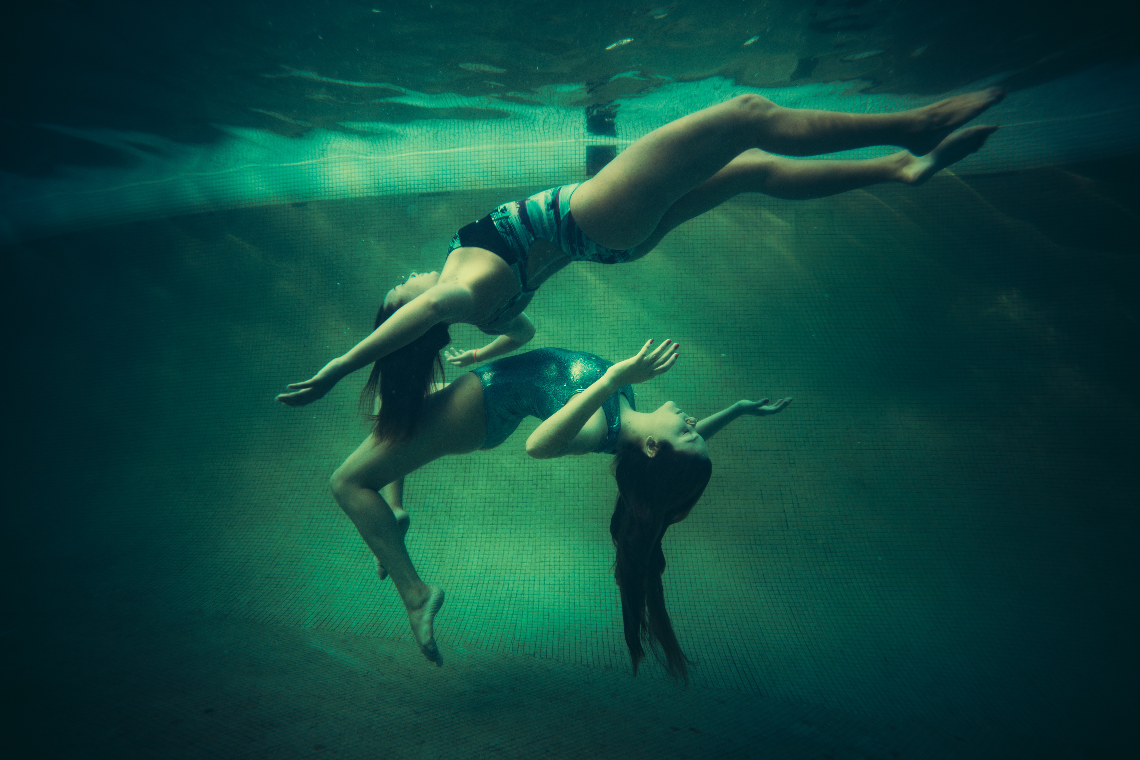 Video Under Water Show Hotties nackt allein im Meer 