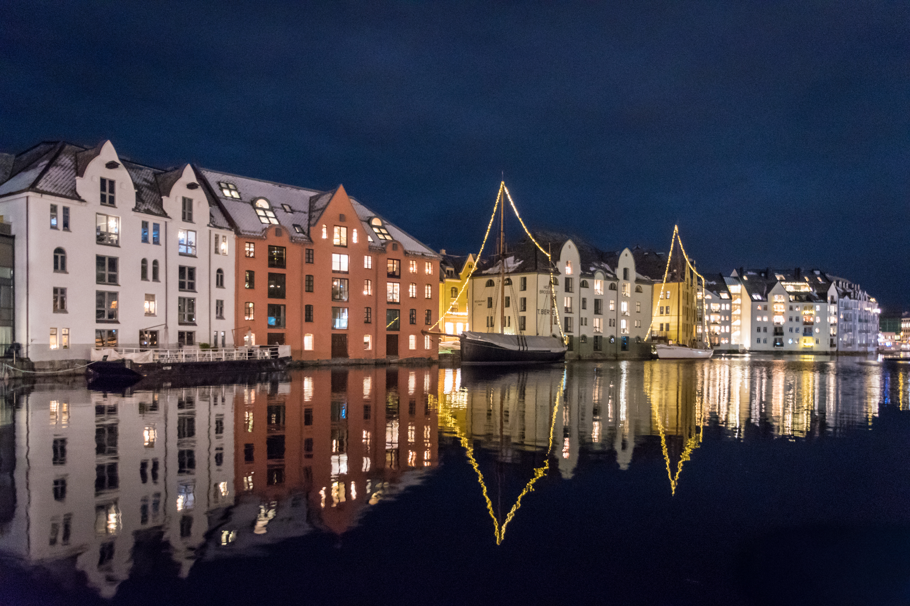Ålesund is definetly one of the most beautiful citys in this area of Norway. Especialy in the long winter nights, went all the lights turn on, this town really starts to shine.