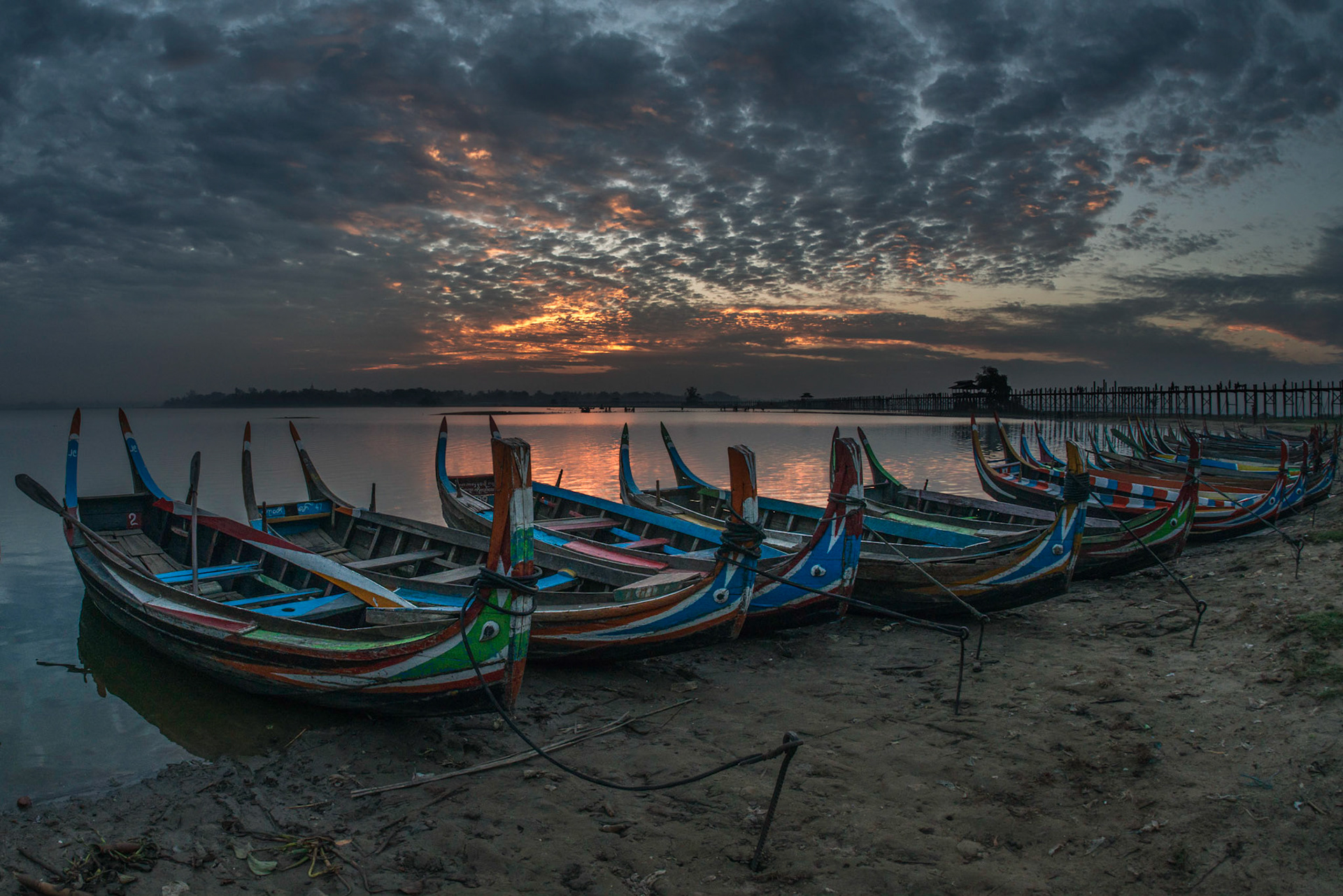 Boats on cost of Taungthaman Lake.