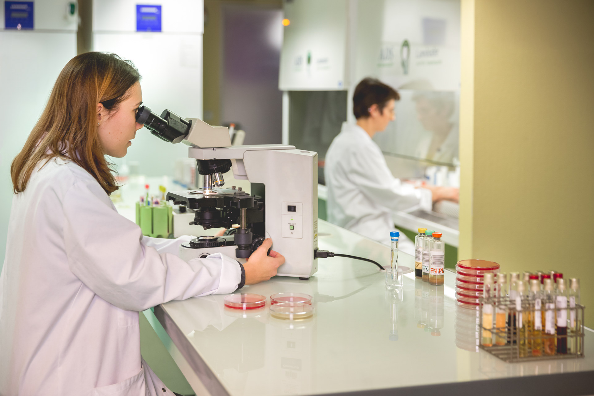 Deux biologistes médicaux dans le laboratoire