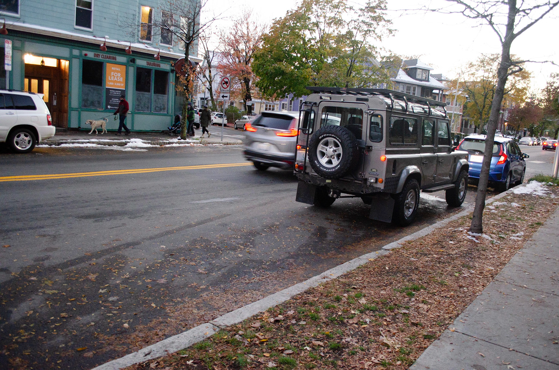 5. Leading lines. 1/60s f3.5 ISO 400. Landrover parked in Cambridge, MA on Kirkland Ave. Sidewalk and road lines lead eye to the car on October 31, 2020. Photo taken by Hannah Lee