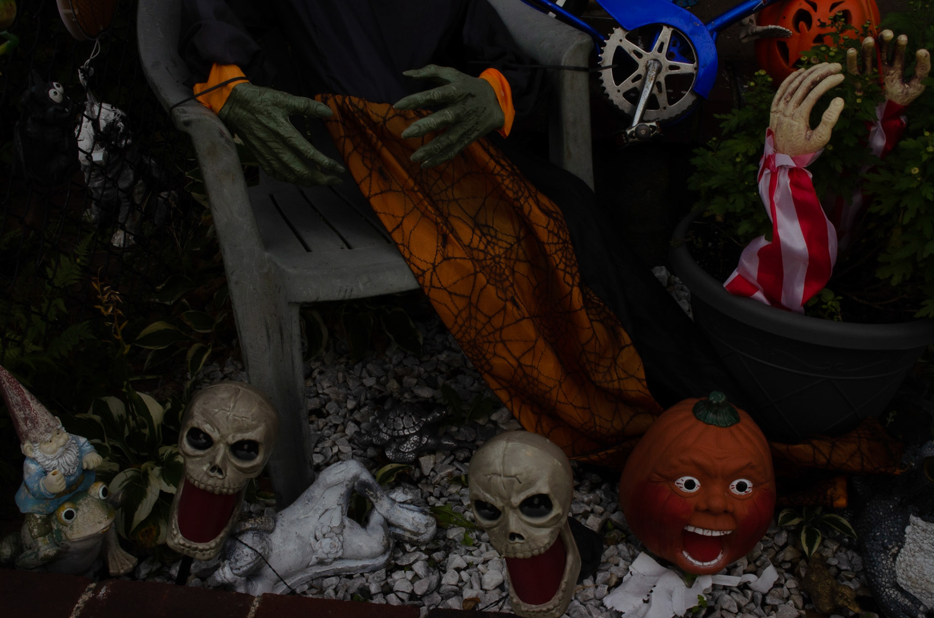 Hanson St, Somerville, MA 10/17/2020 Halloween Decorations iso 400 f29 1/13s