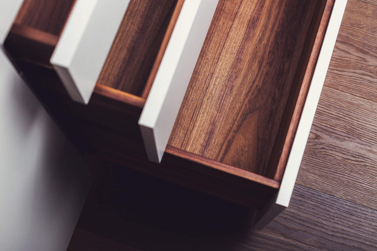 Thema: Interieurfotografie München - Detailaufnahme von Schubladen aus Nussholz - Interieurfotograf: Jacob Kanzleiter