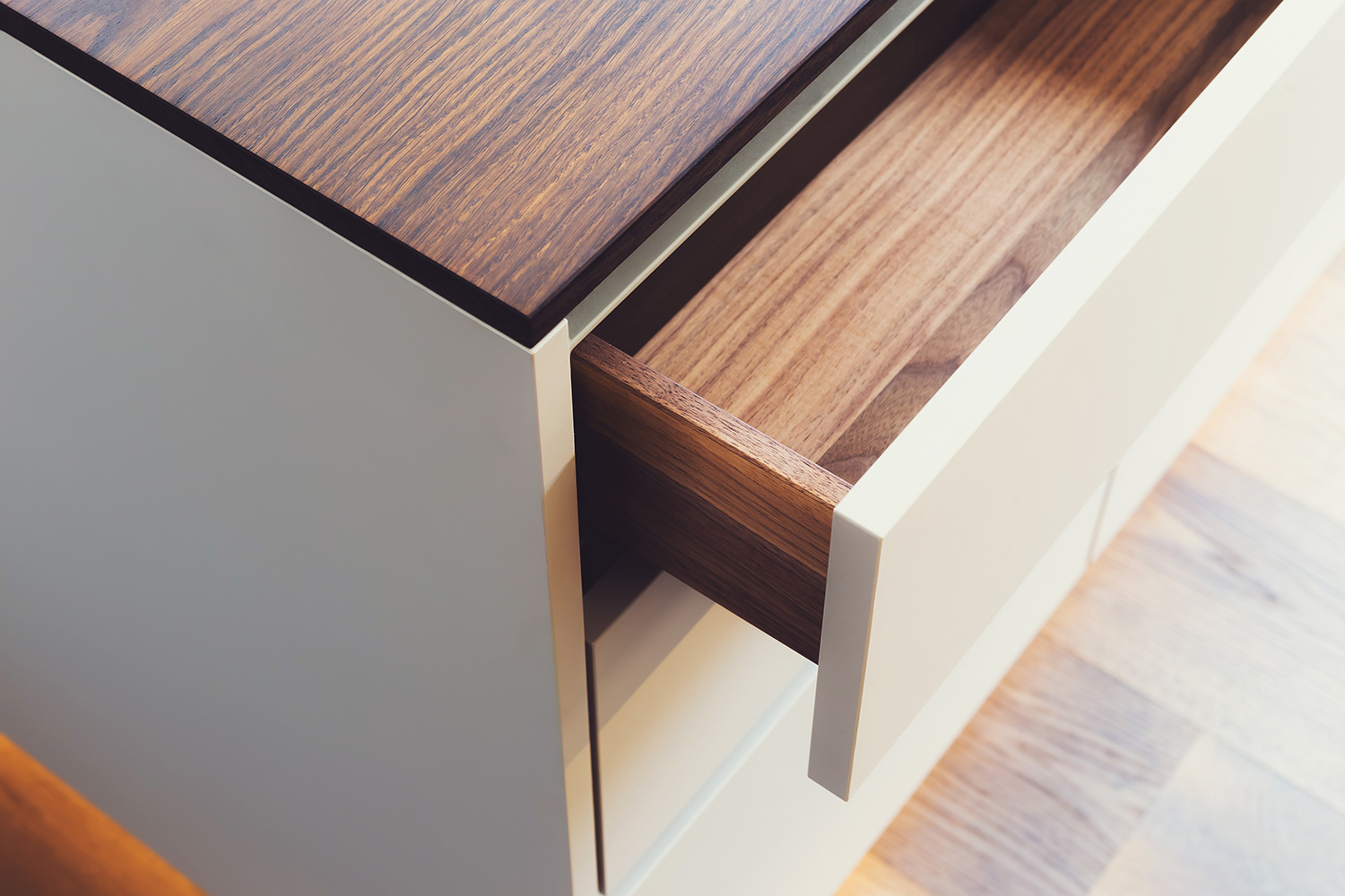 Thema: Industriefotografie Muenchen - Detailaufnahme einer Konsole aus Nussholz - Fotograf: Jacob Kanzleiter