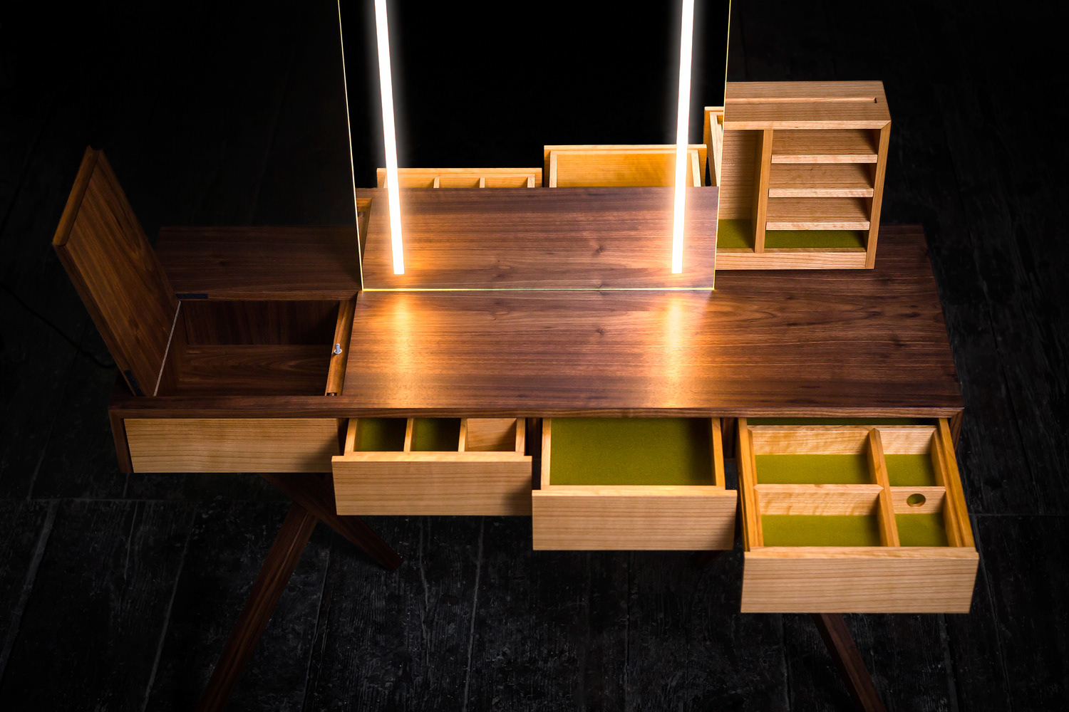 Thema: Industriefotografie Muenchen - Schminktisch aus Nussholz mit offenen Schubladen in dunklem Raum - Design: Daniel Baumann - Fotograf: Jacob Kanzleiter