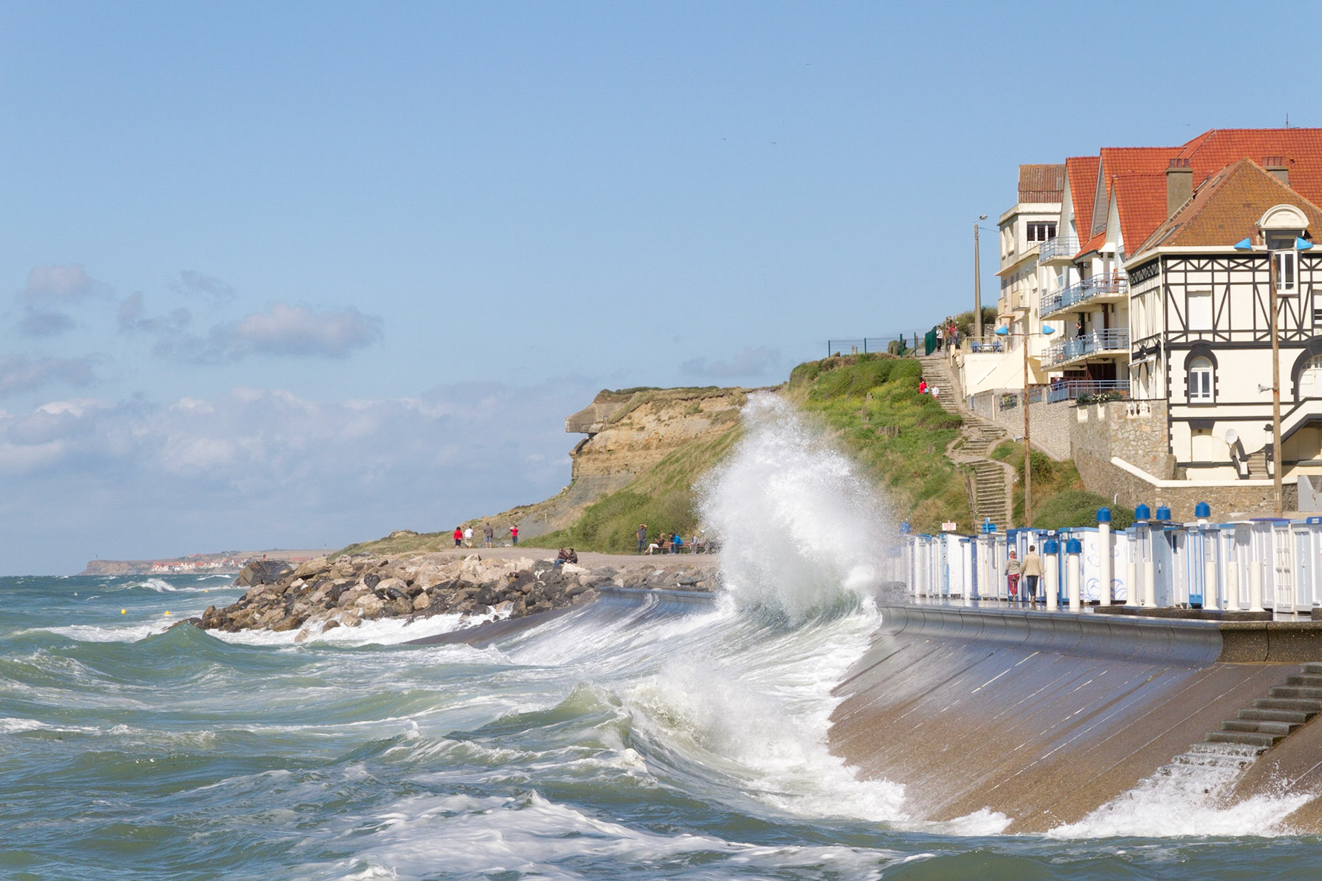 Vague sur la digue de Wimereux