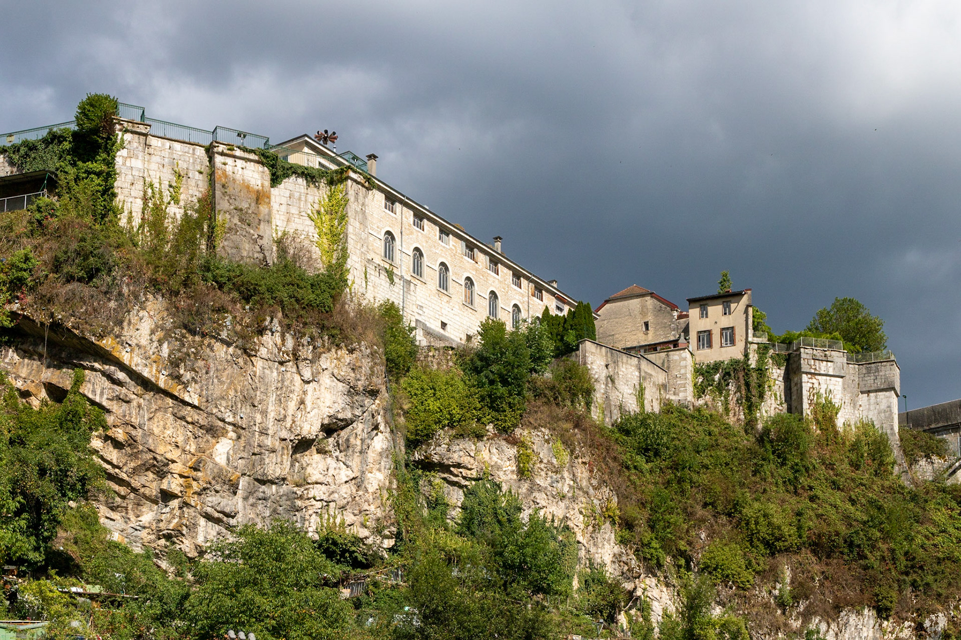 La "Grenette", marché couvert de Saint-Claude au bord de la falaise