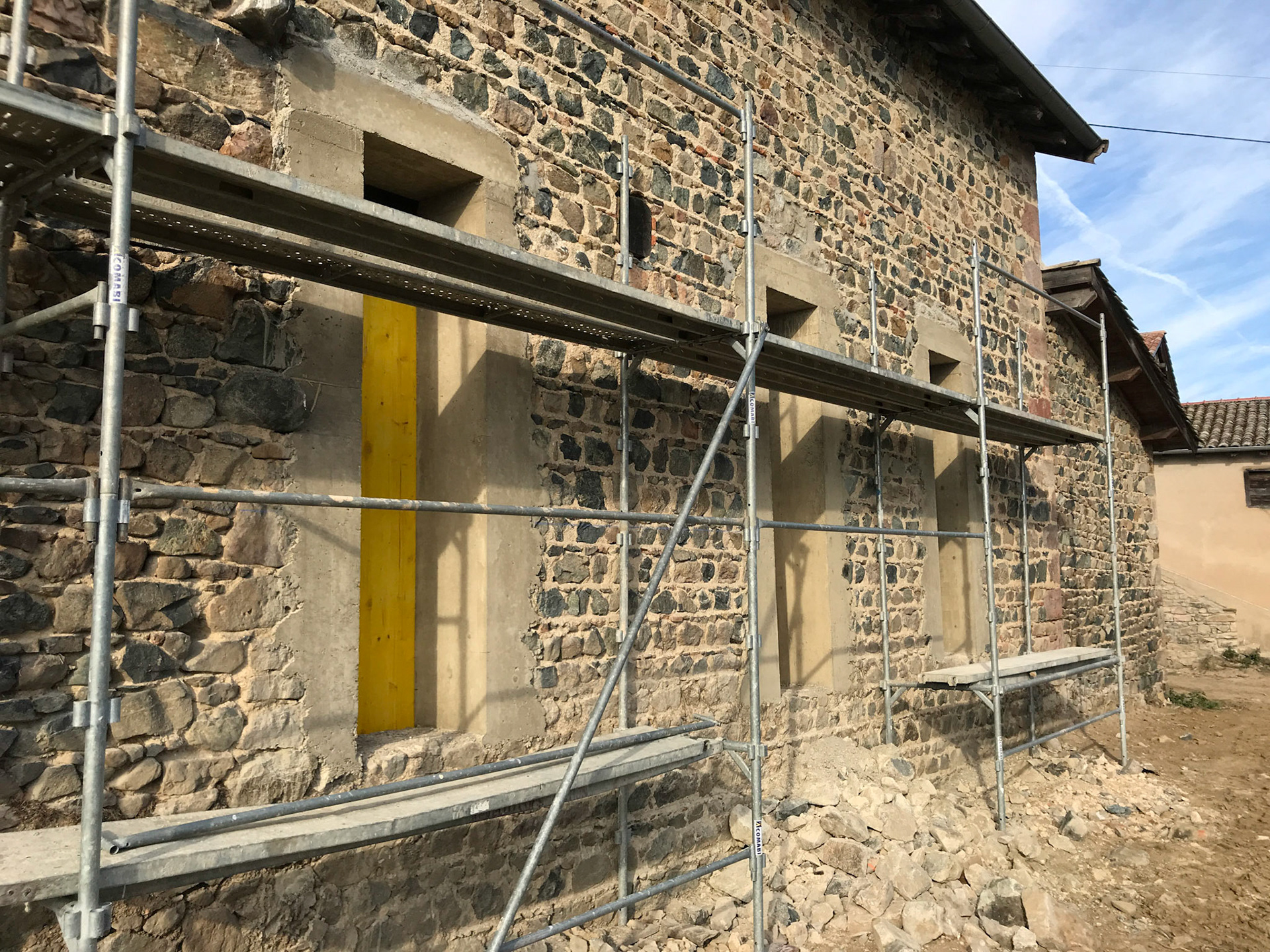 Ouverture de baies en béton teinté dans la masse