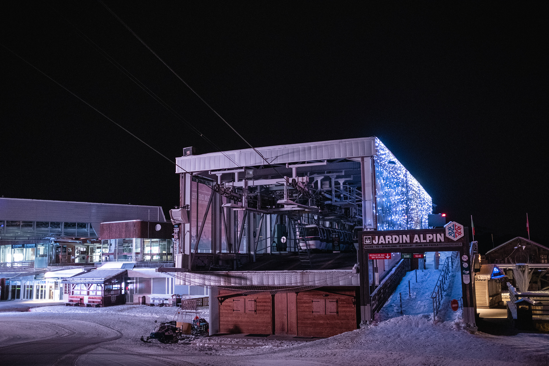 Pour la période des fêtes de fin d'année, la station de Courchevel vit au ralenti; malgré les remontées fermées, l'entretien se fait en partie, par sécurité, mais aussi en prévision d'une possible réouverture. Le gouvernement à en effet donnée rendez-vous aux stations de ski au 7 Janvier pour une nouvelle annonce.