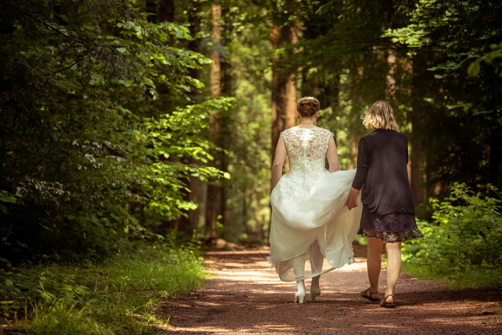 Helfende Hände für das Brautkleid