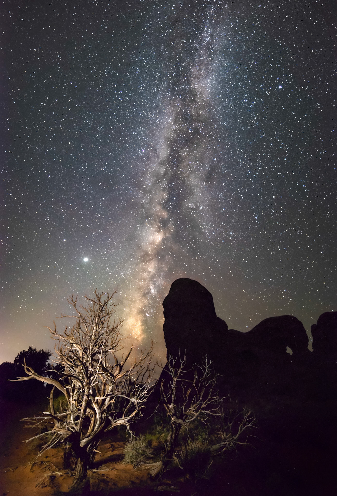 Made from 12 light frames by Starry Landscape Stacker 1.8.0.  Algorithm: Min Horizon Noise