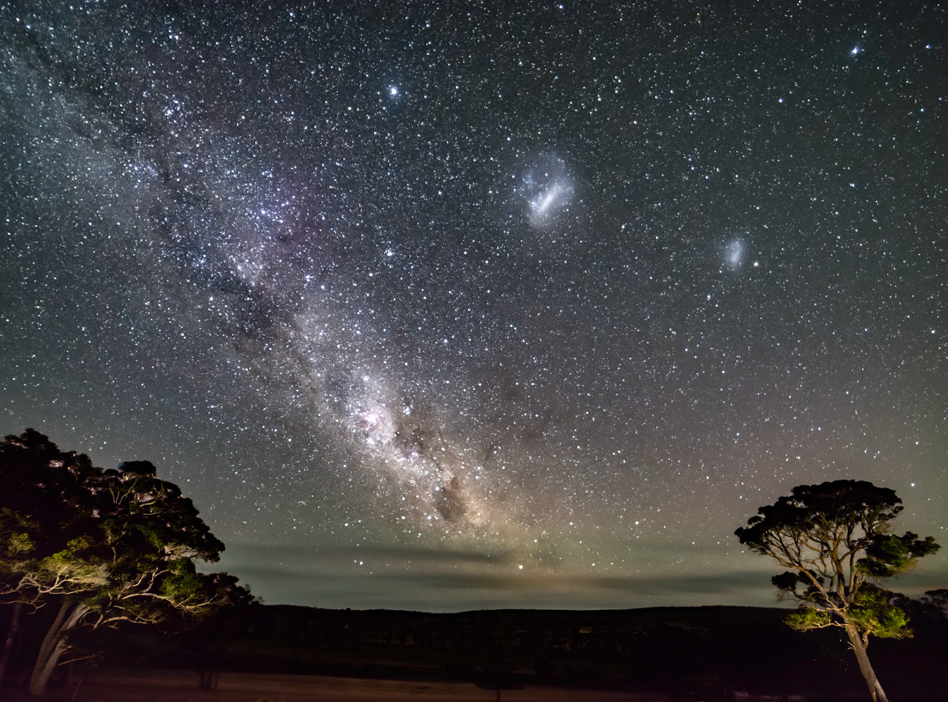 Made from 20 light frames by Starry Landscape Stacker 1.8.0.  Algorithm: Min Horizon Noise