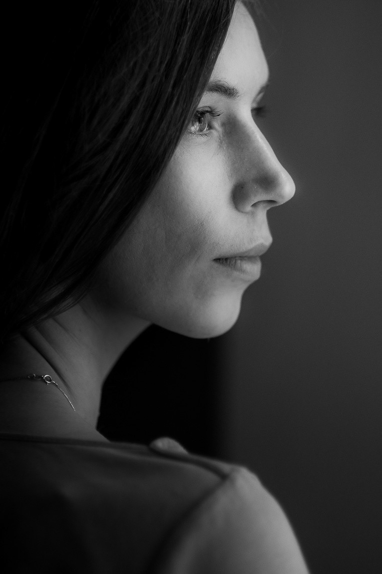 Schönes S/W Portrait von hübscher Frau Berlin