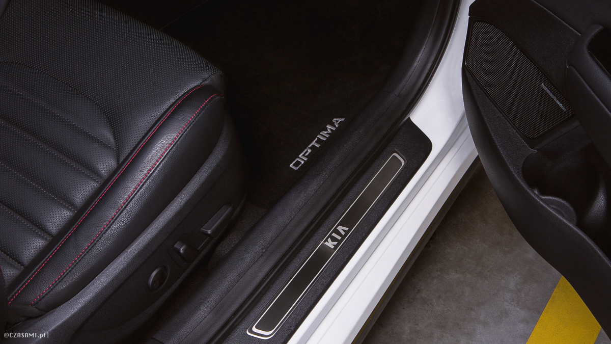 Próg i logo KIa. Kia Optima GT. Fotografia motoryzacyjna CZASAMI.pl