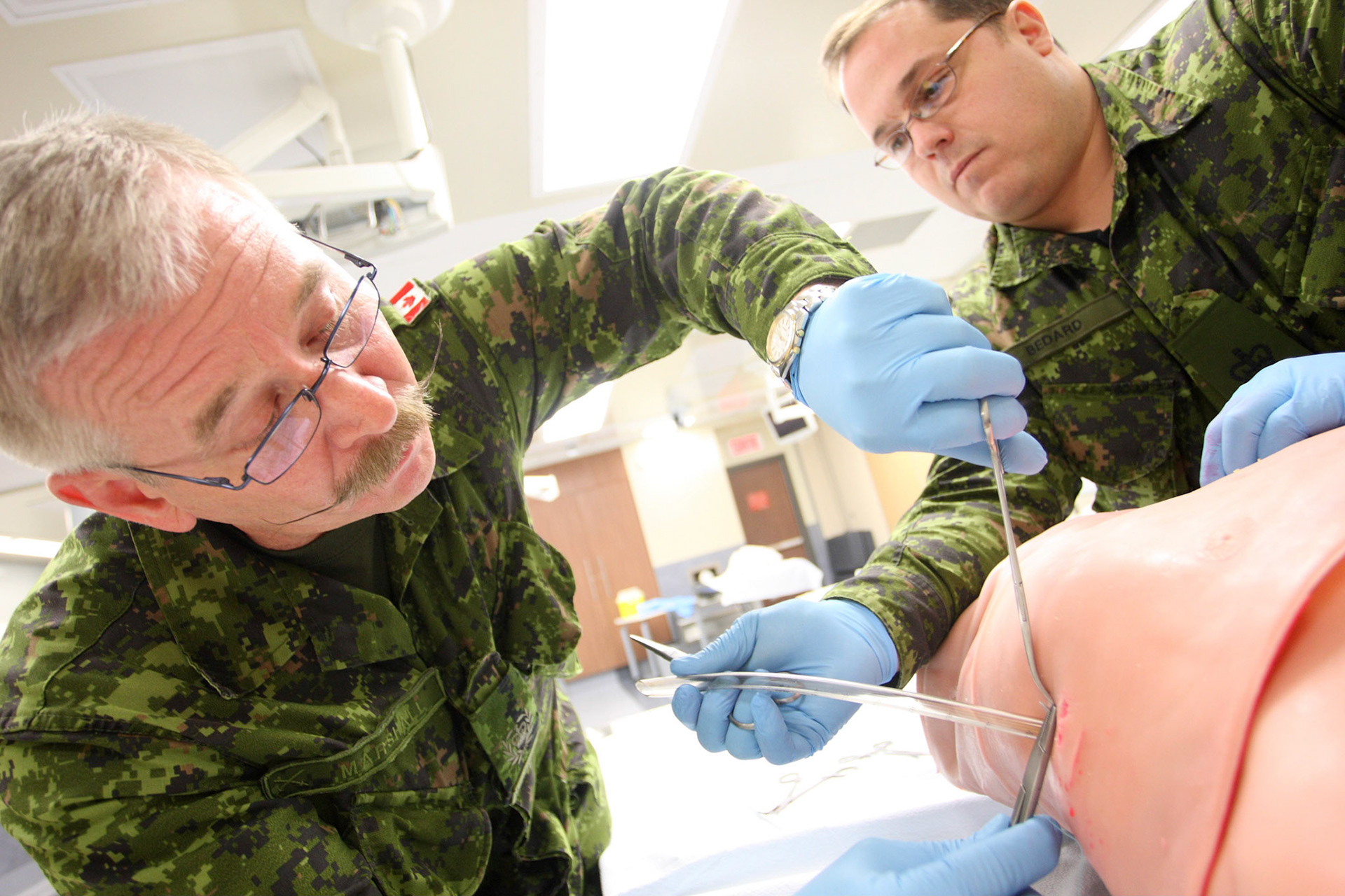 A Canadian Forces medical team working on a simulated patient at McGill’s Steinberg Centre for Simulation and Interactive Learning, December 2008.