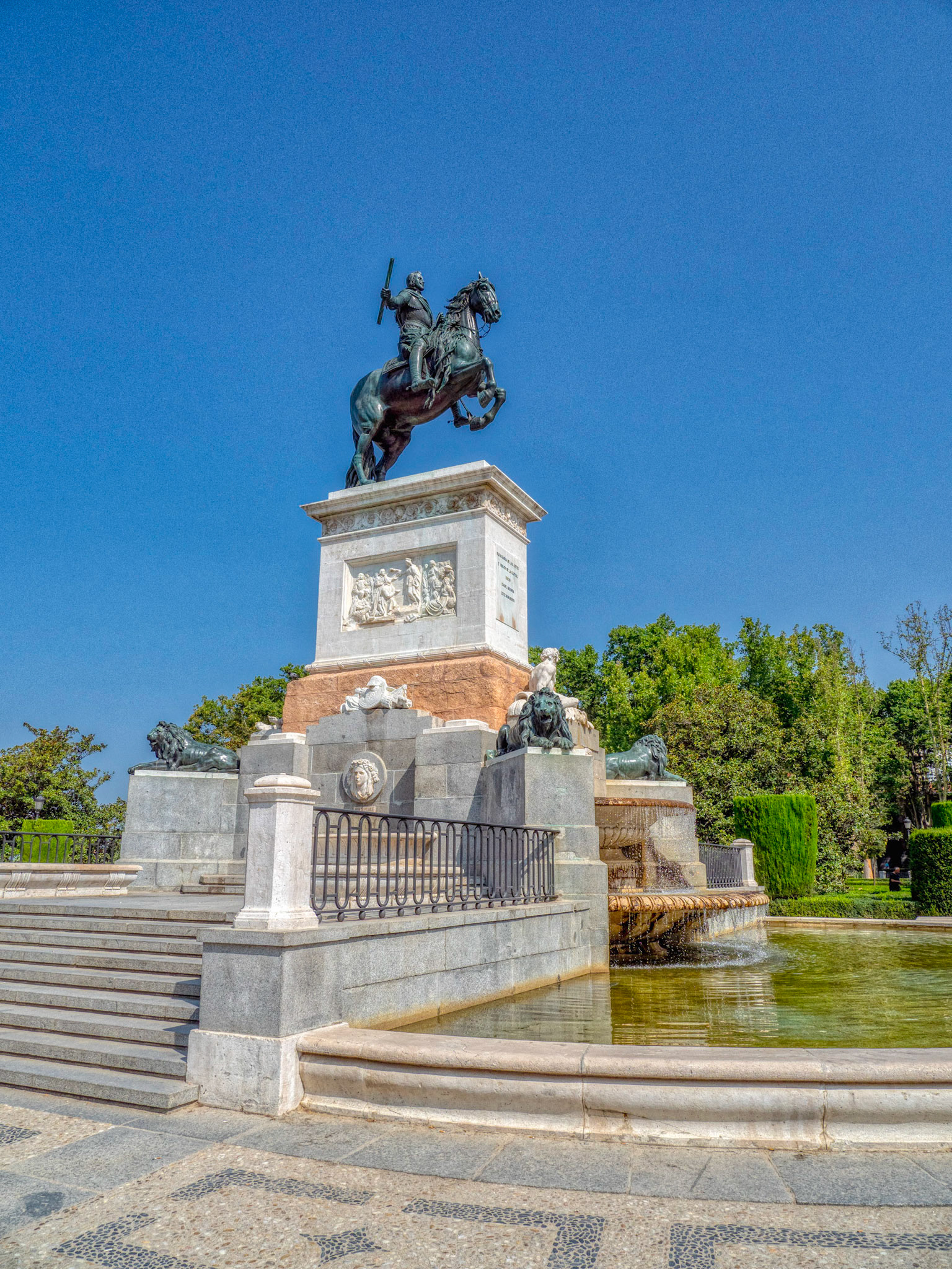 Plaza de Oriente & Monument to Felipe IV