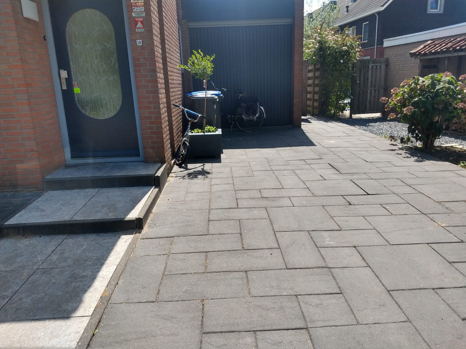 Foto 6: Oprit onkruid vrij gemaakt.