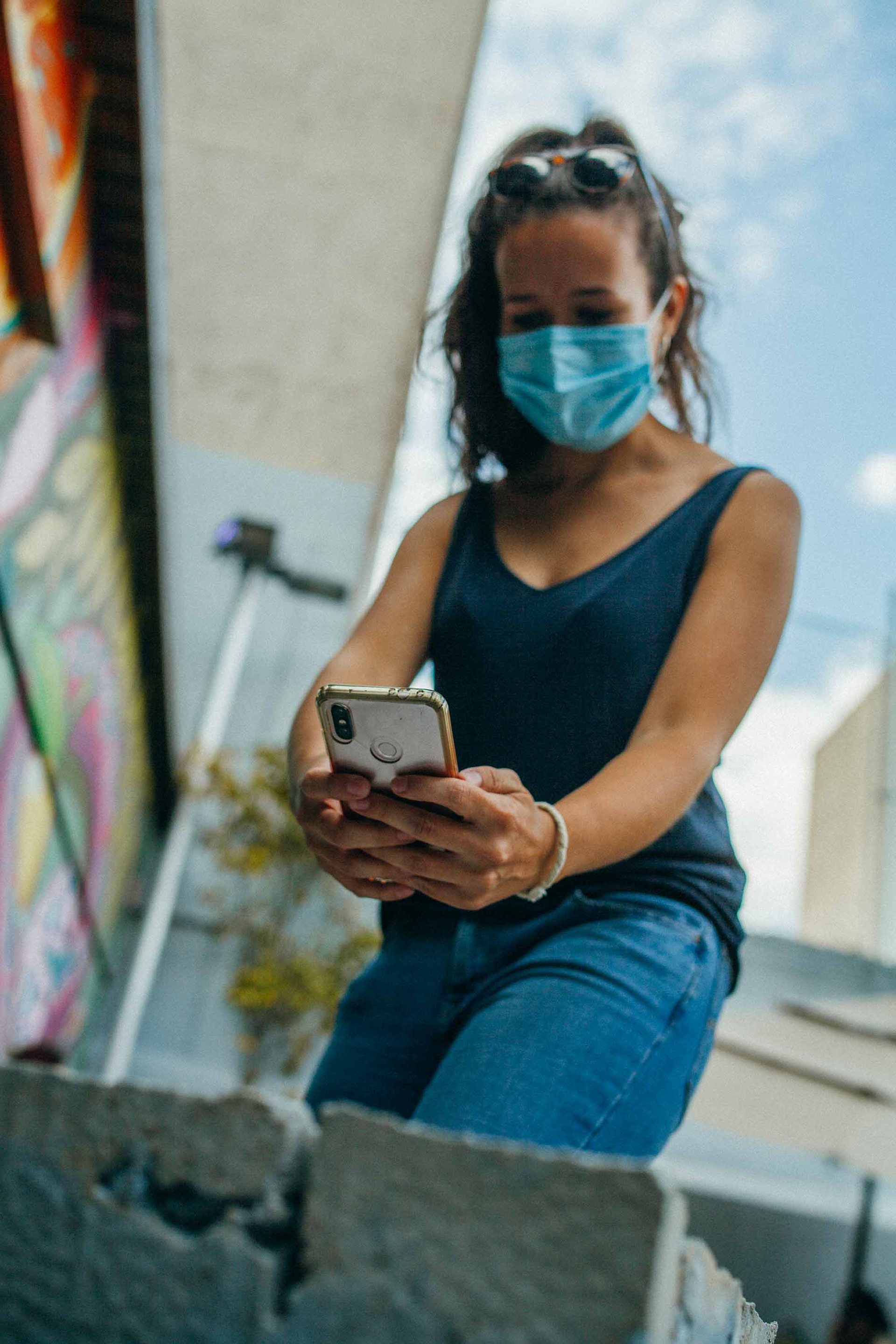 9 - Se accede a la plataforma en línea como a cualquier otro código QR: simplemente abre la cámara de tu smartphone, apunta al código QR y sigue el enlace que aparece.