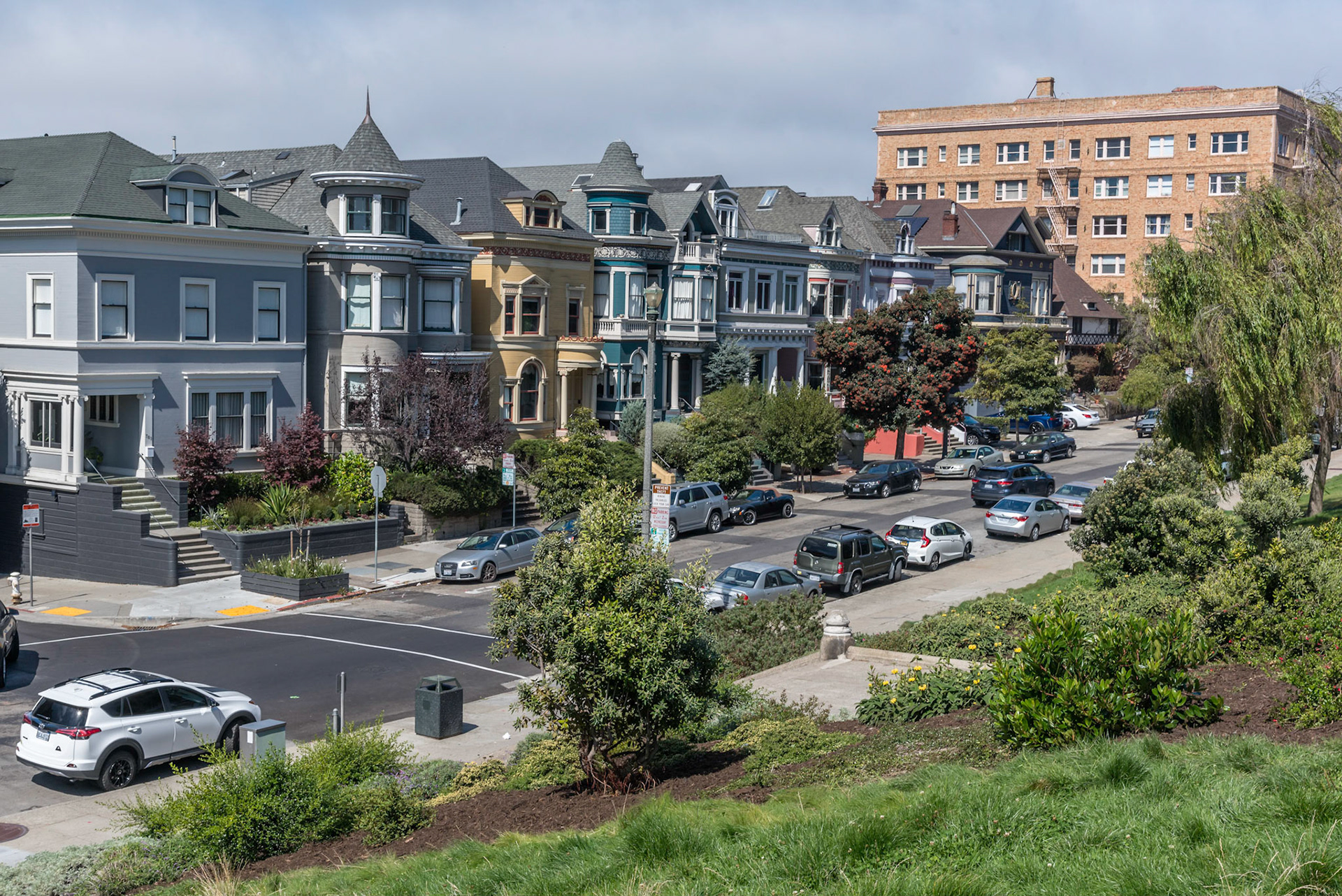 "The Painted Ladies". Victorian/Edwardian houses on Steiner & Hayes Streets, San Fransisco, California