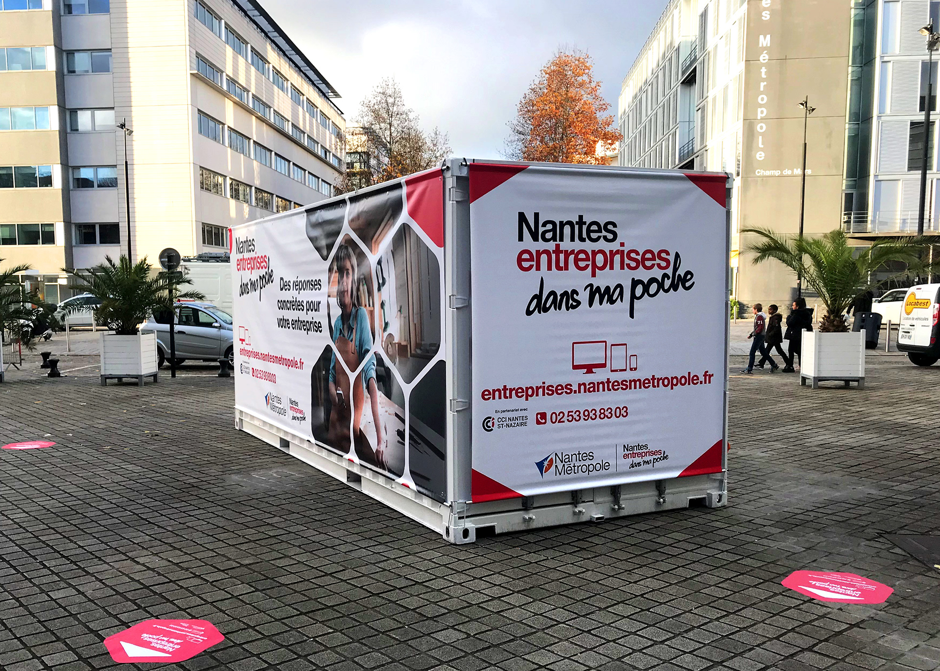 Fixation d'une bâche sur container avec tube alu et sandows - Nantes Métropole