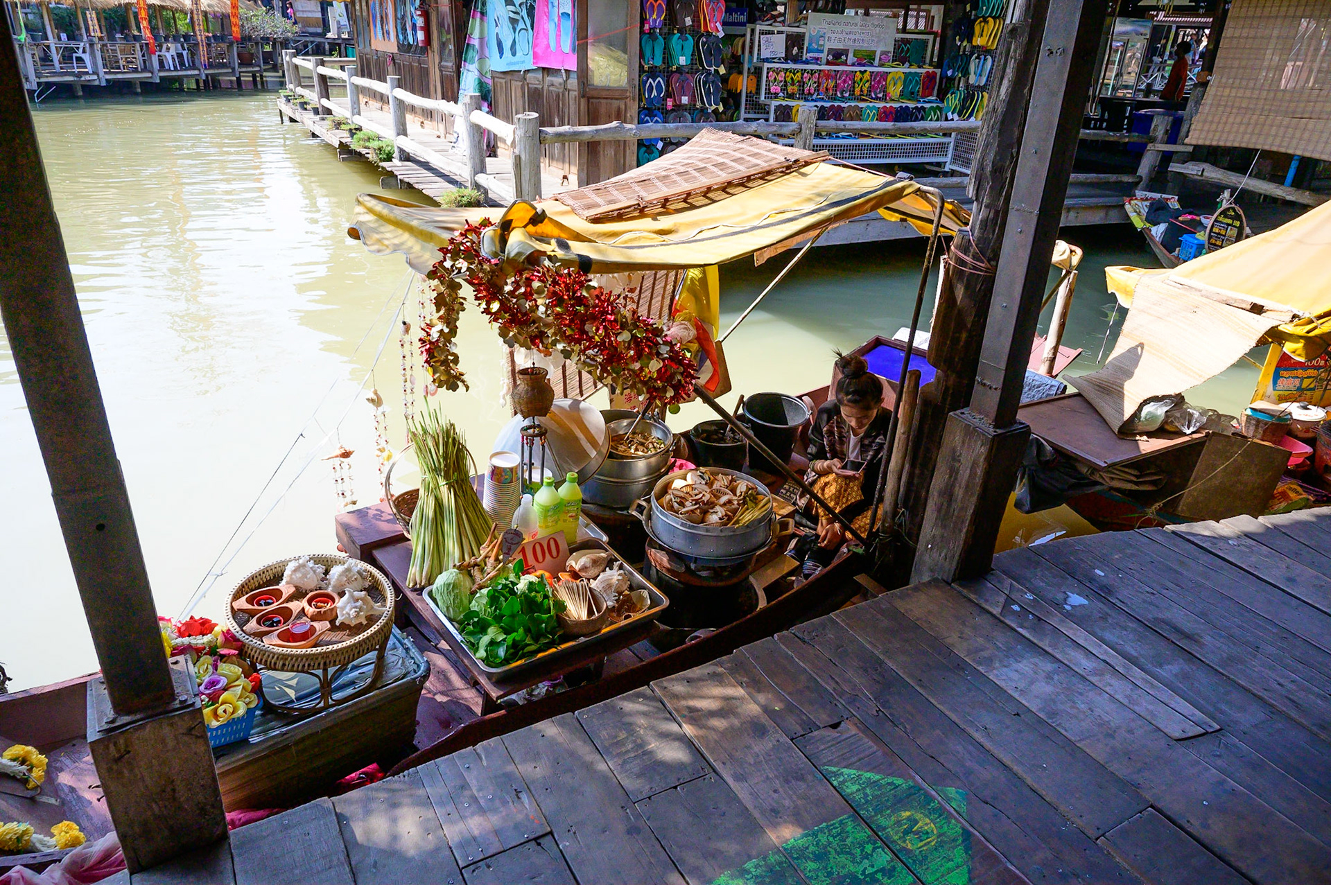 Marchande en pirogue