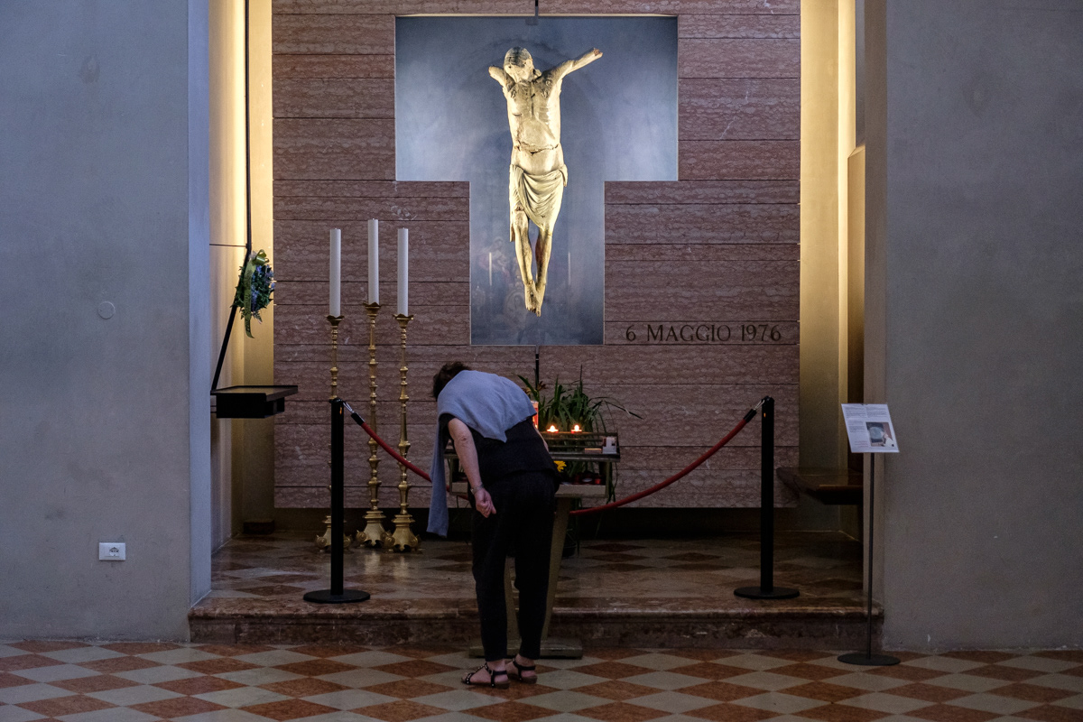 Duomo di Santa Maria Assunta - Cappella del Cristo. Il Crocifisso ligneo quattrocentesco, estratto dalle macerie mutilo, divenuto simbolo della distruzione del terremoto e della sofferenza vissuta dalla popolazione, fu benedetto da Giovanni Paolo II il 3 maggio 1992 nella nuova teca progettata dall’architetto Sandro Pittini.