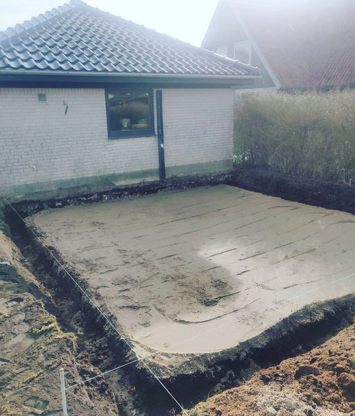 Udbygning med lille "walk-in", toilet og rum til min mand