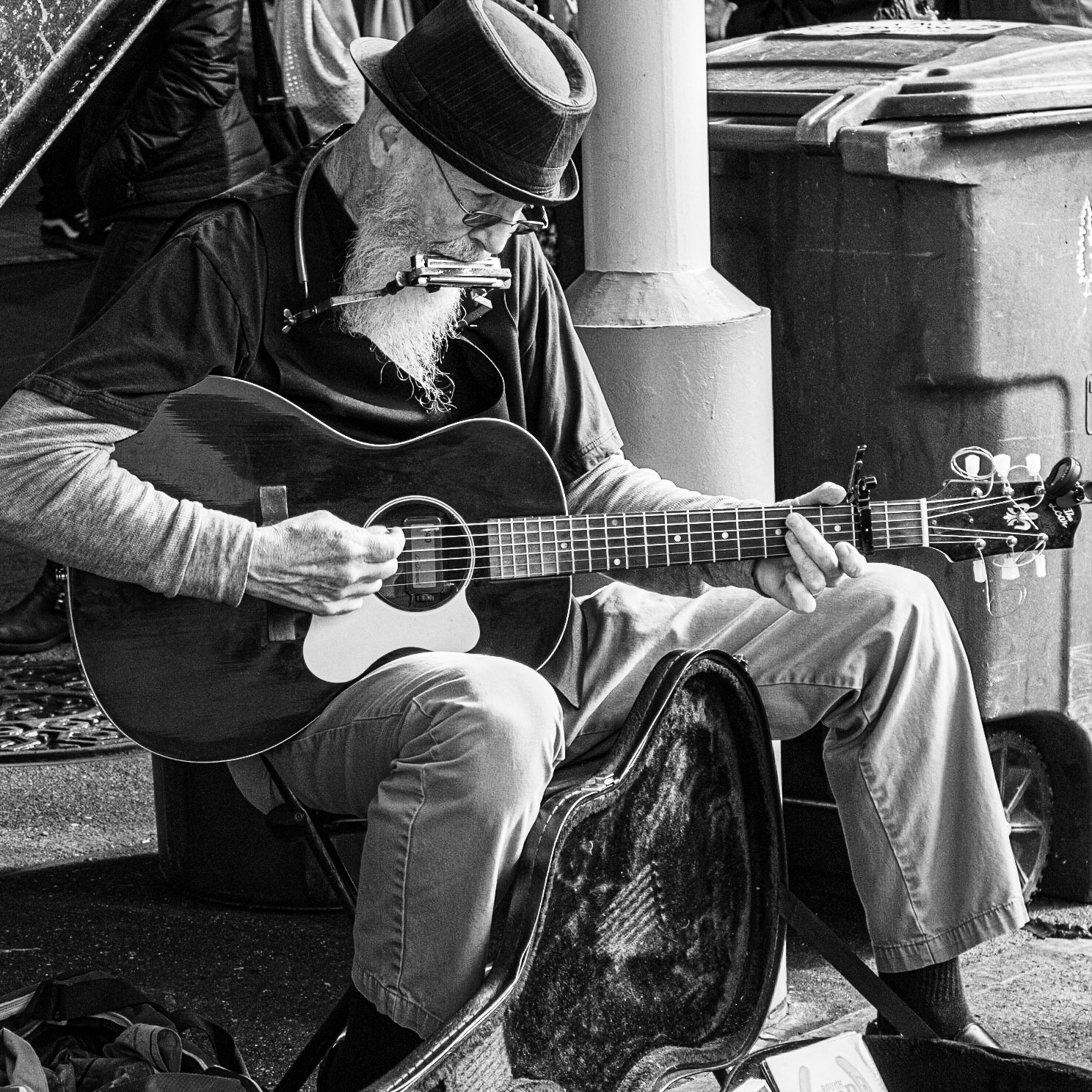 MUSICIAN AT PIKE PLACE MARKET