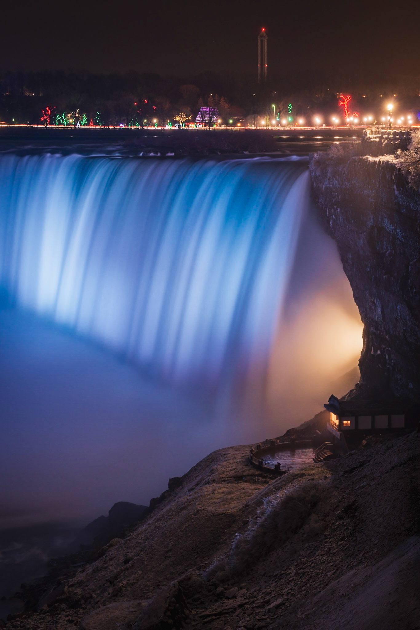 visiting Niagara at night is a whole different experience. if you are visiting here for a day I will strongly recommend staying back until the evening when Colors start to change.