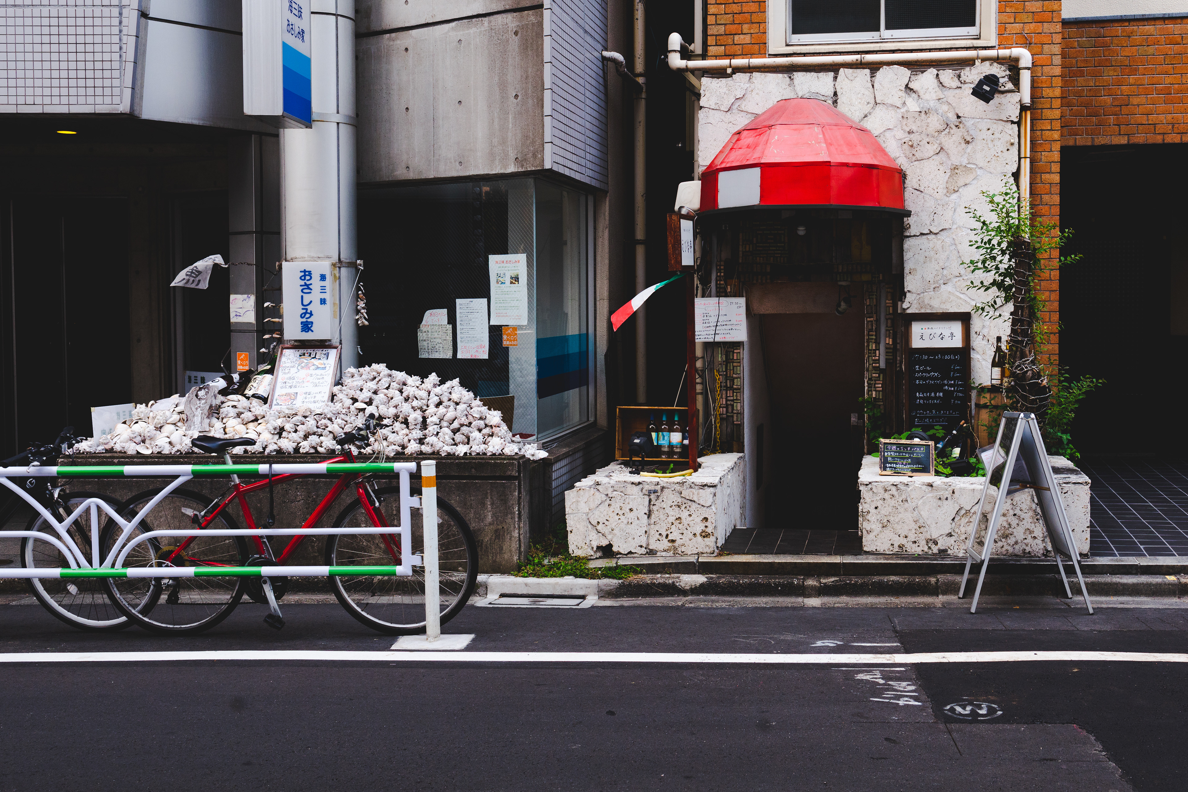 Bilder aufgenommen während meiner Reise nach Japan in Asien. Während dieses Trips erweiterte ich mein Reiseportfolio mit Eindrücken aus Tokio, Kyoto und Osaka. Die Bilder fangen Einblicke in ein modernes, traditionelles und alltägliches, fern von Tourismus, intimes Japan: Welches von westlichen Touristen gerne übersehen wird. Tags: Urban, Japan, cityscape, asiatrip, summertime, Tokyo, tradition, culture, asia, tourism, Fotograf, München, Photographer, Munich, Portrait, Porträt, Portfolio. Streetphotography, Streetphotographer, working class, sub-urbs, italian restaurant