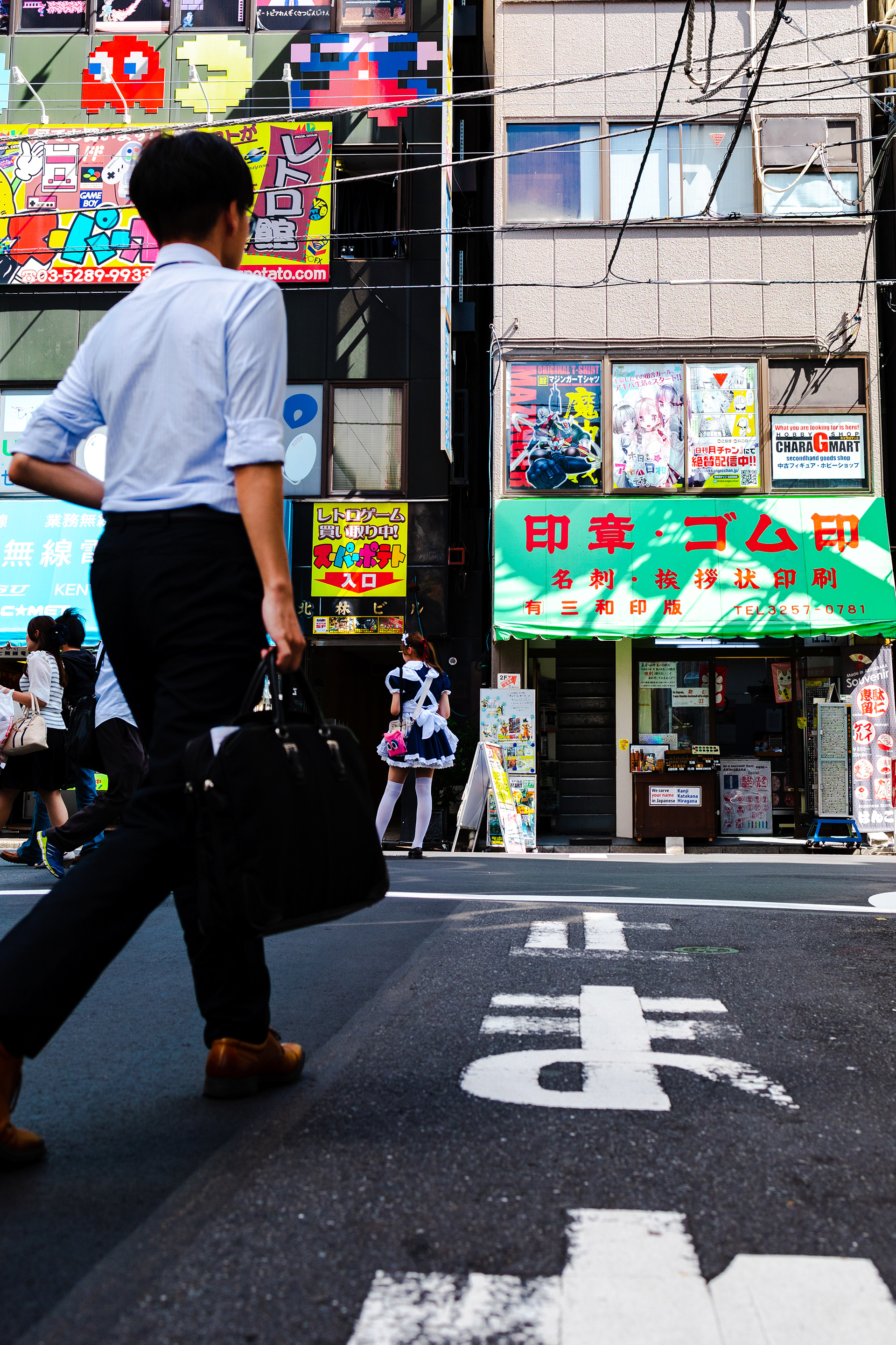 Bilder aufgenommen während meiner Reise nach Japan in Asien. Während dieses Trips erweiterte ich mein Reiseportfolio mit Eindrücken aus Tokio, Kyoto und Osaka. Die Bilder fangen Einblicke in ein modernes, traditionelles und alltägliches, fern von Tourismus, intimes Japan: Welches von westlichen Touristen gerne übersehen wird. Tags: Urban, Japan, cityscape, asiatrip, summertime, Tokyo, tradition, culture, asia, tourism, Fotograf, München, Photographer, Munich, Portrait, Porträt, Portfolio. Streetphotography, Streetphotographer, maid, akihabara