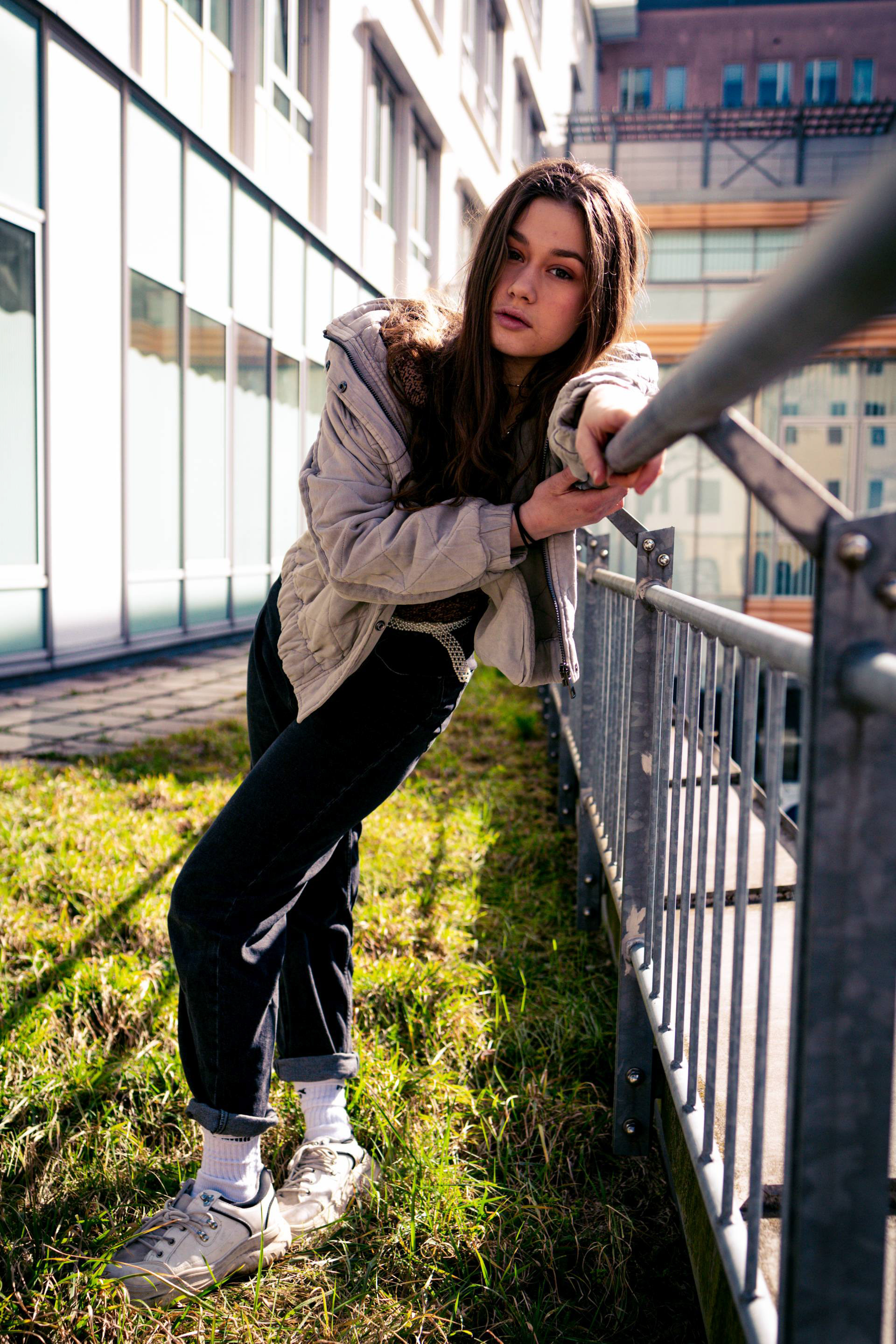 Zu sehen ist ein Porträt aufgenommen in München in Bayern. Im Porträt Foto ist eine junge Frau zu sehen, zum Teil auch Neon-Lichter, eine U-bahn, Fotoautomat und Rolltreppe. Die Aufnahmen an der Oberfläche wurden in München, nähe Rotkreuzplatz aufgenommen. Im Hintergrund der Porträts sind eine Schule und ein Krankenhaus zu sehen. Die Bilder sind für eine Portfolio Erweiterung geschossen worden.