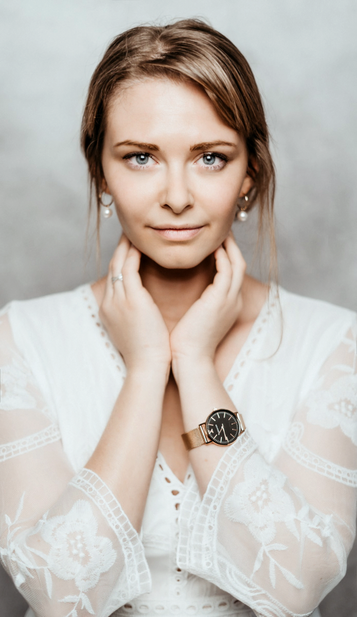 portrait femme rousse blonde entreprise cv yeux bleus paris glamour féminité française