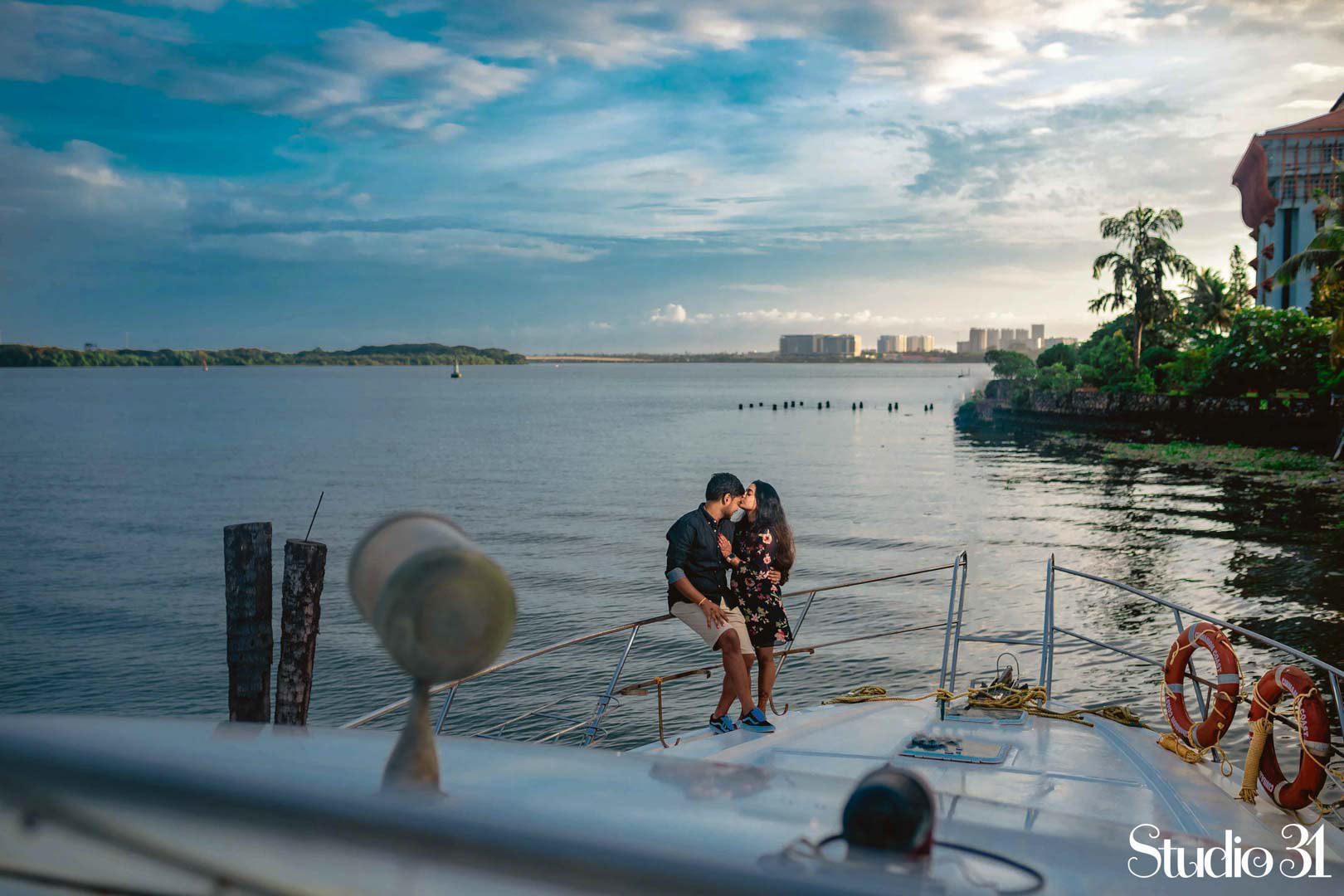 couple photoshoot at Taj malabar resort & spa, cochin