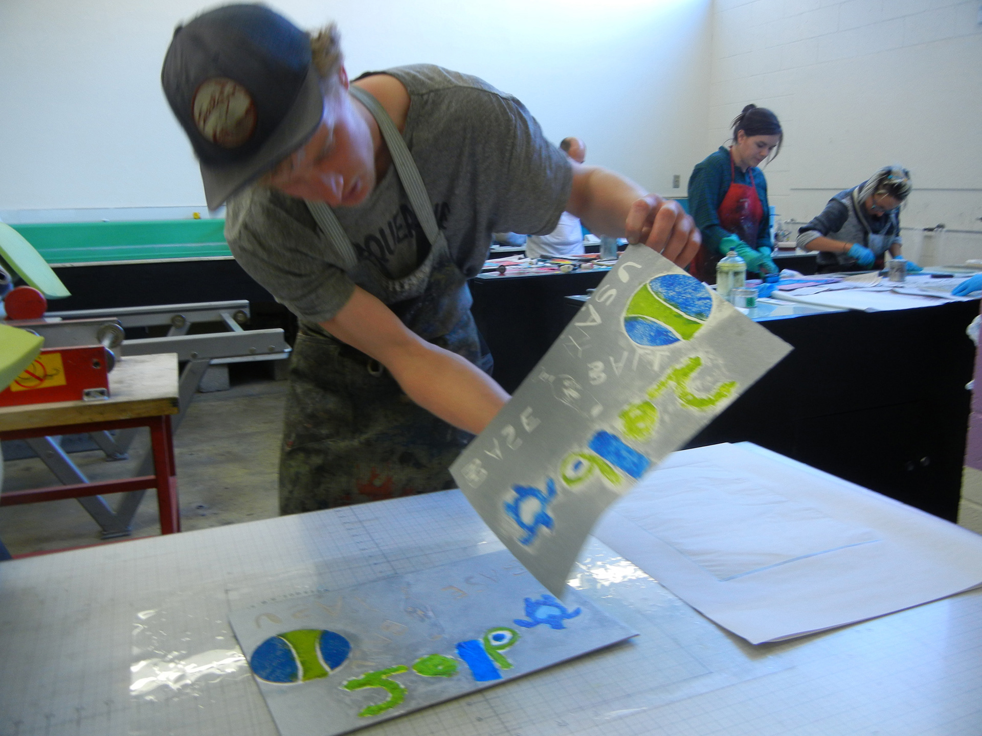 The UNM students are printing the collagraph plates for the Futenma Junior High School.