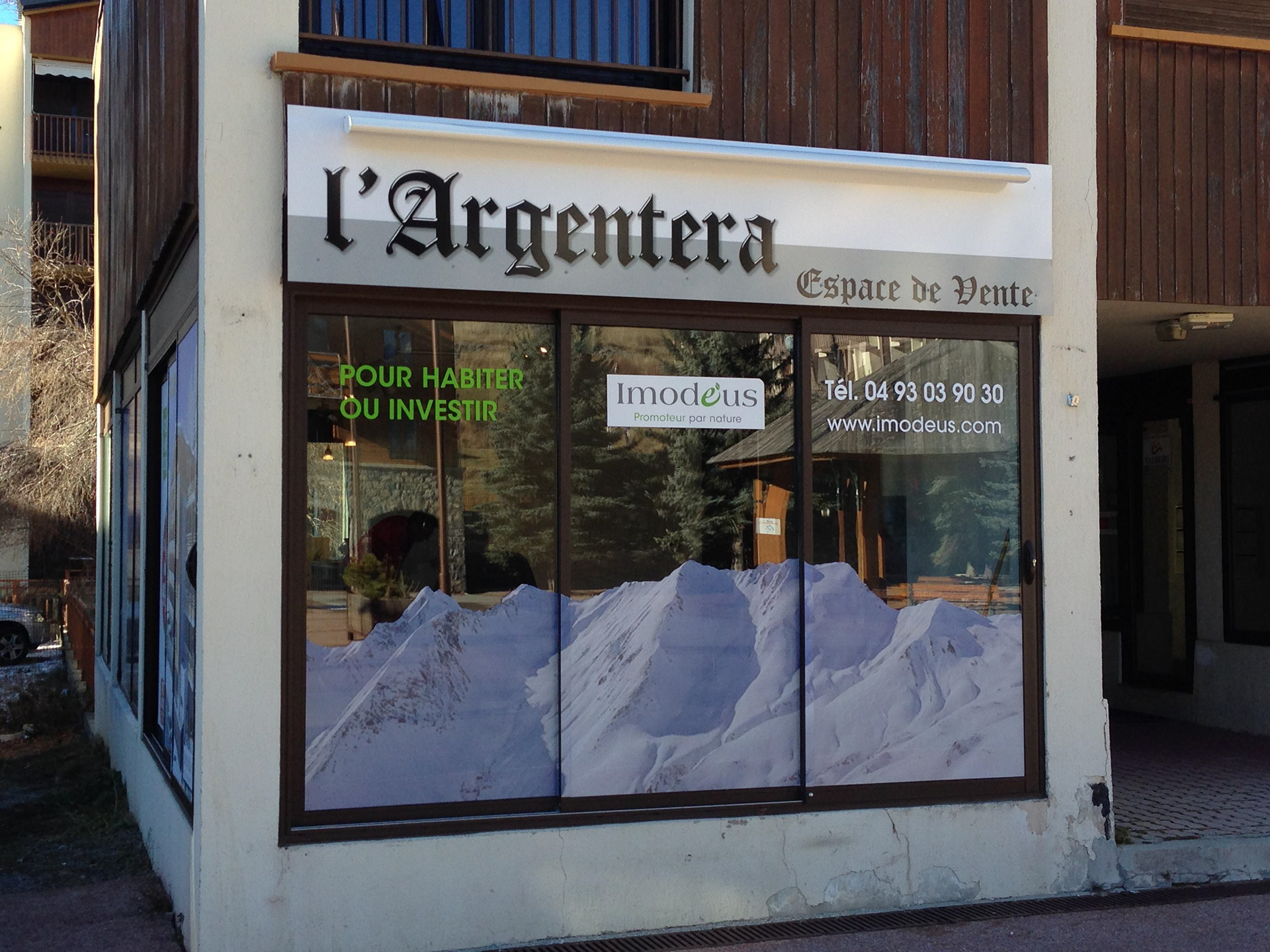 Décors micro perforé et lettres adhésives