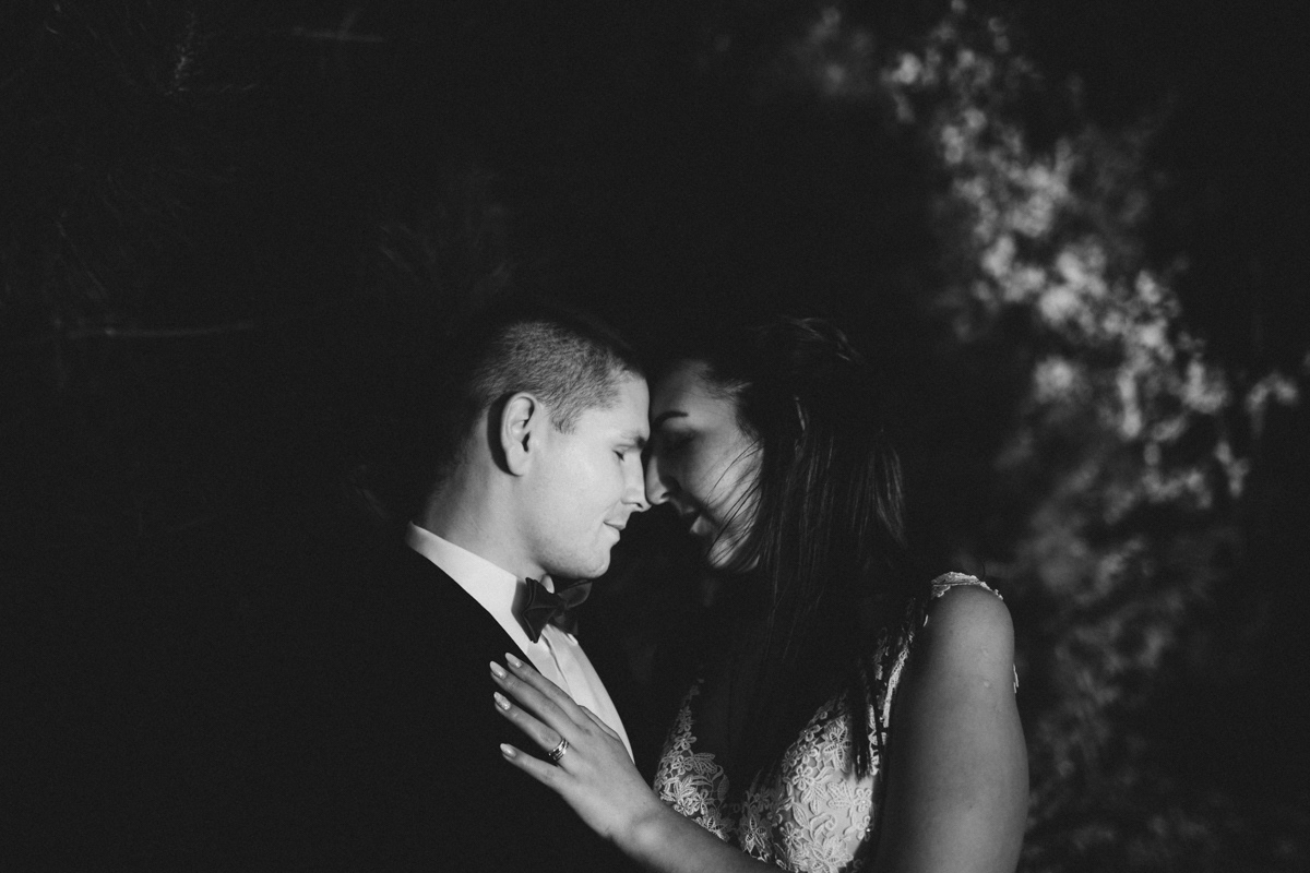 Portret pary młodej. Sesja ślubna Olsztyn las. Fotografia ślubna Między deskami