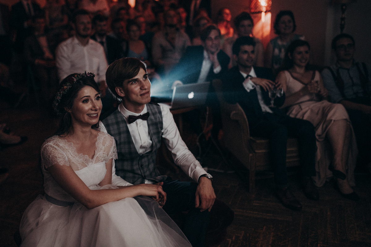 Portret pary młodej. Sesja ślubna Warszawa pub dzik. Fotografia ślubna