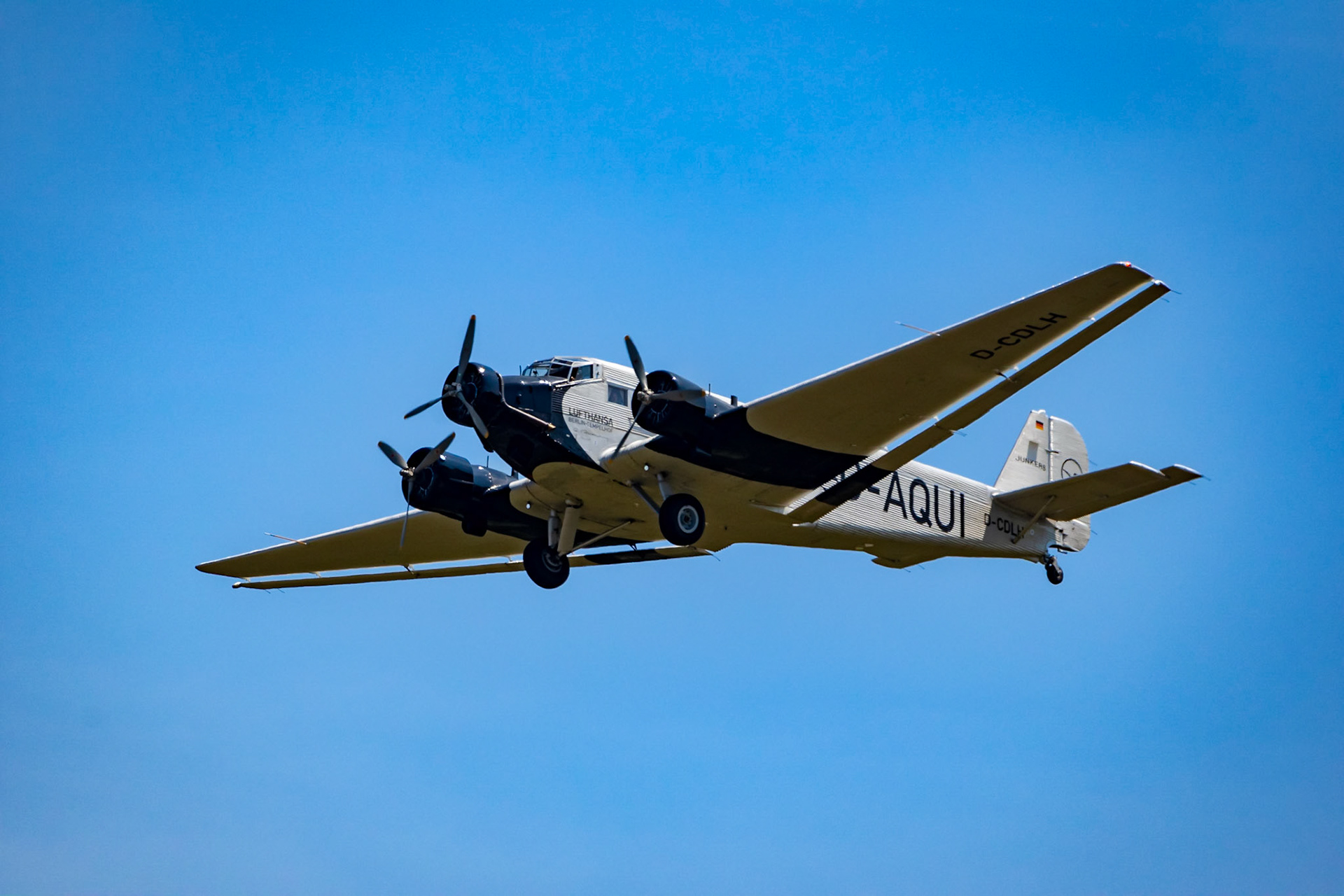 Dieses Wochenende war mal wieder die gute alte #TanteJu der @lufthansa am @airport_nue zu Gast - da hab ich mir die Chance nicht nehmen lassen und hab ein paar Bilder geschossen. Ich liebe ja den Klang der Sternmotoren - kein Vergleich zum täglichen Turbinenlärm