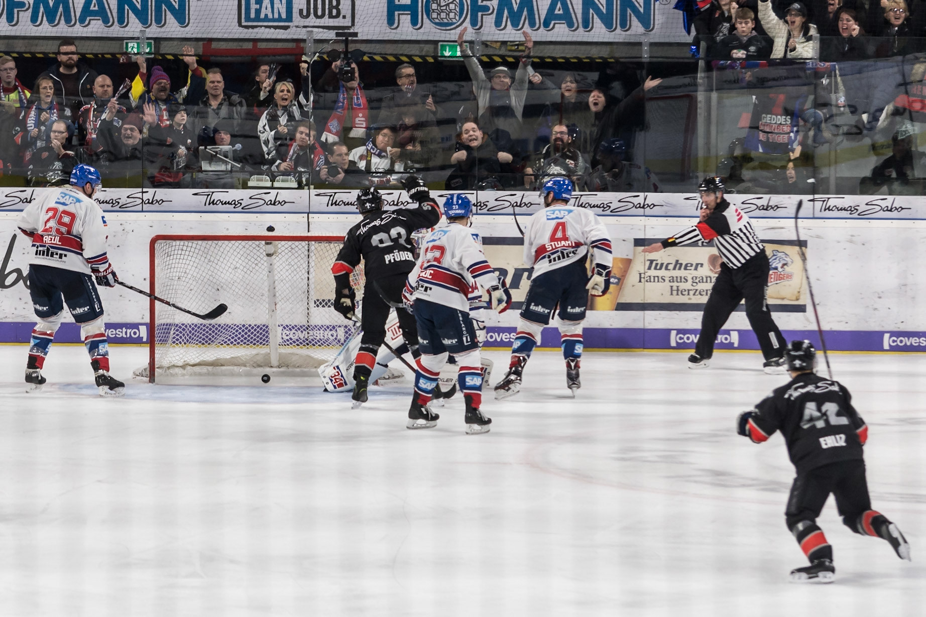 Tooooor! So wie am Dienstag gegen die #Gummiadler aus der verbotenen Stadt möchte ich unsere Jungs auch heute wieder oft jubeln sehen! Auf gehts zum letzten Heimspiel im Jahr 2017 gegen die Pinguine aus Krefeld.