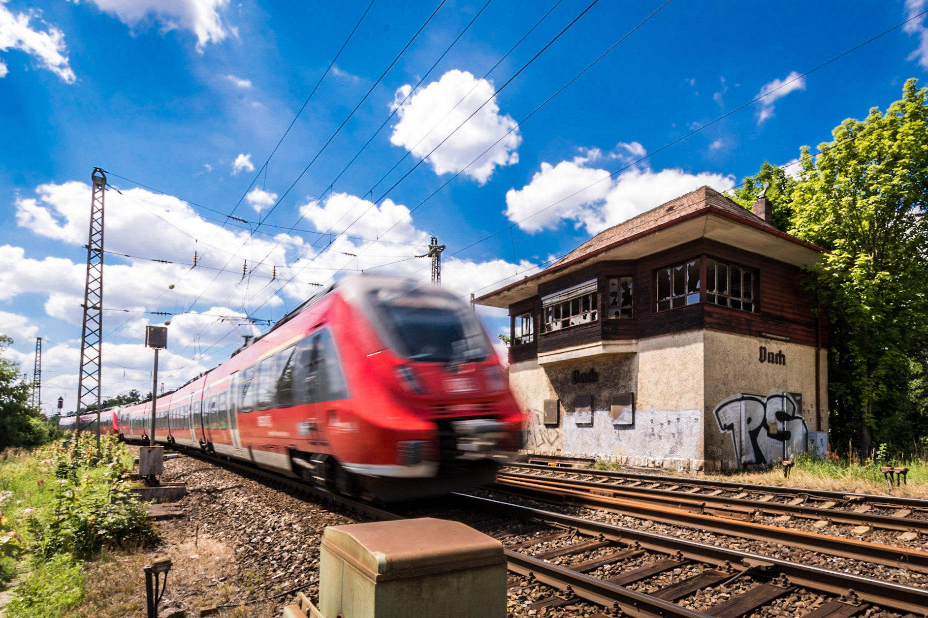 Das alte Stellwerk Vach, leider waren auch dort Vandalen am Werk...