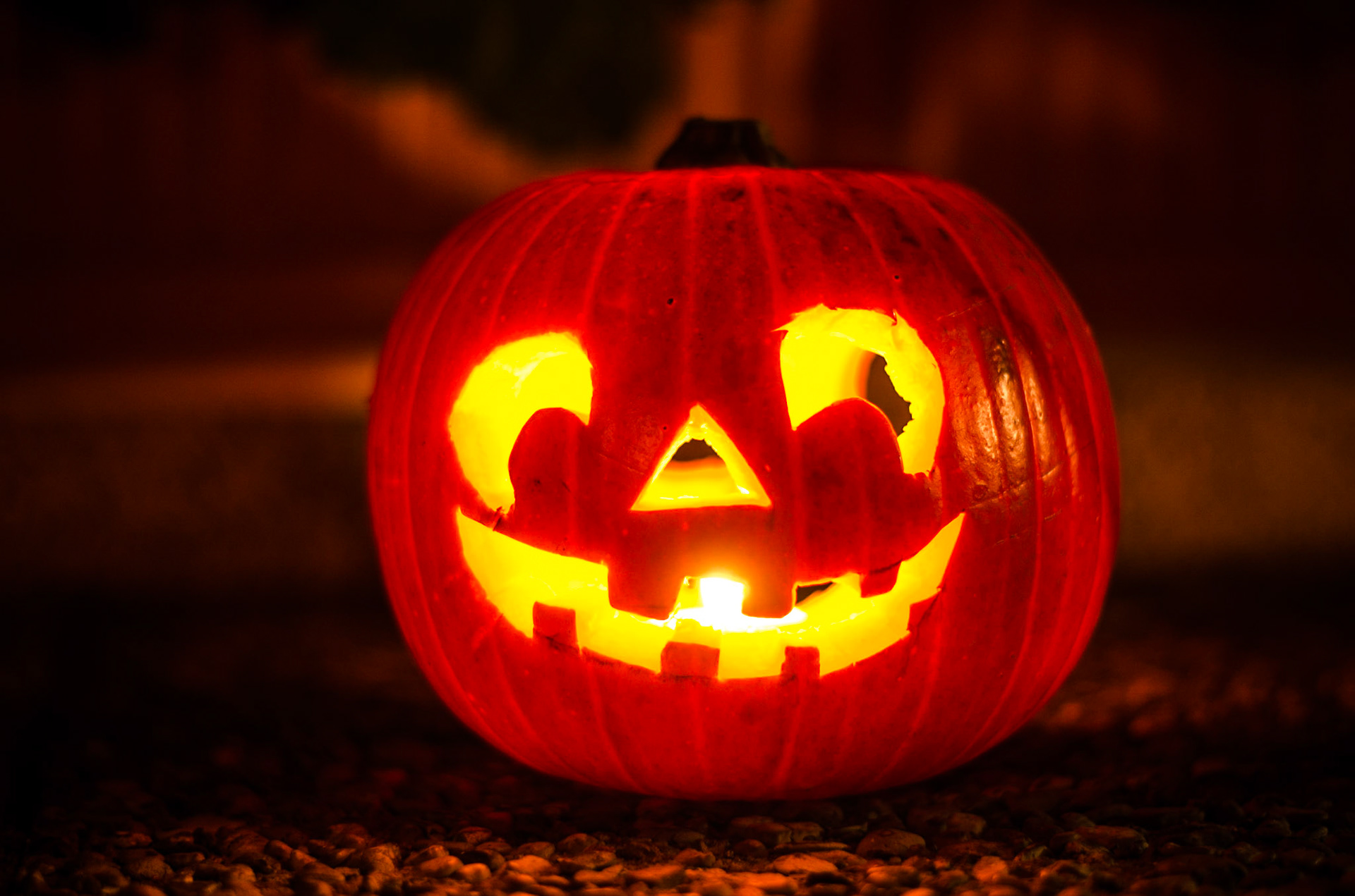 In einer Woche ist Halloween. Eigentlich hab ich damit nix am Hut, aber heute habe ich mit Lilly unseren ersten Kürbis geschnitzt. Gar nicht so übel :-)