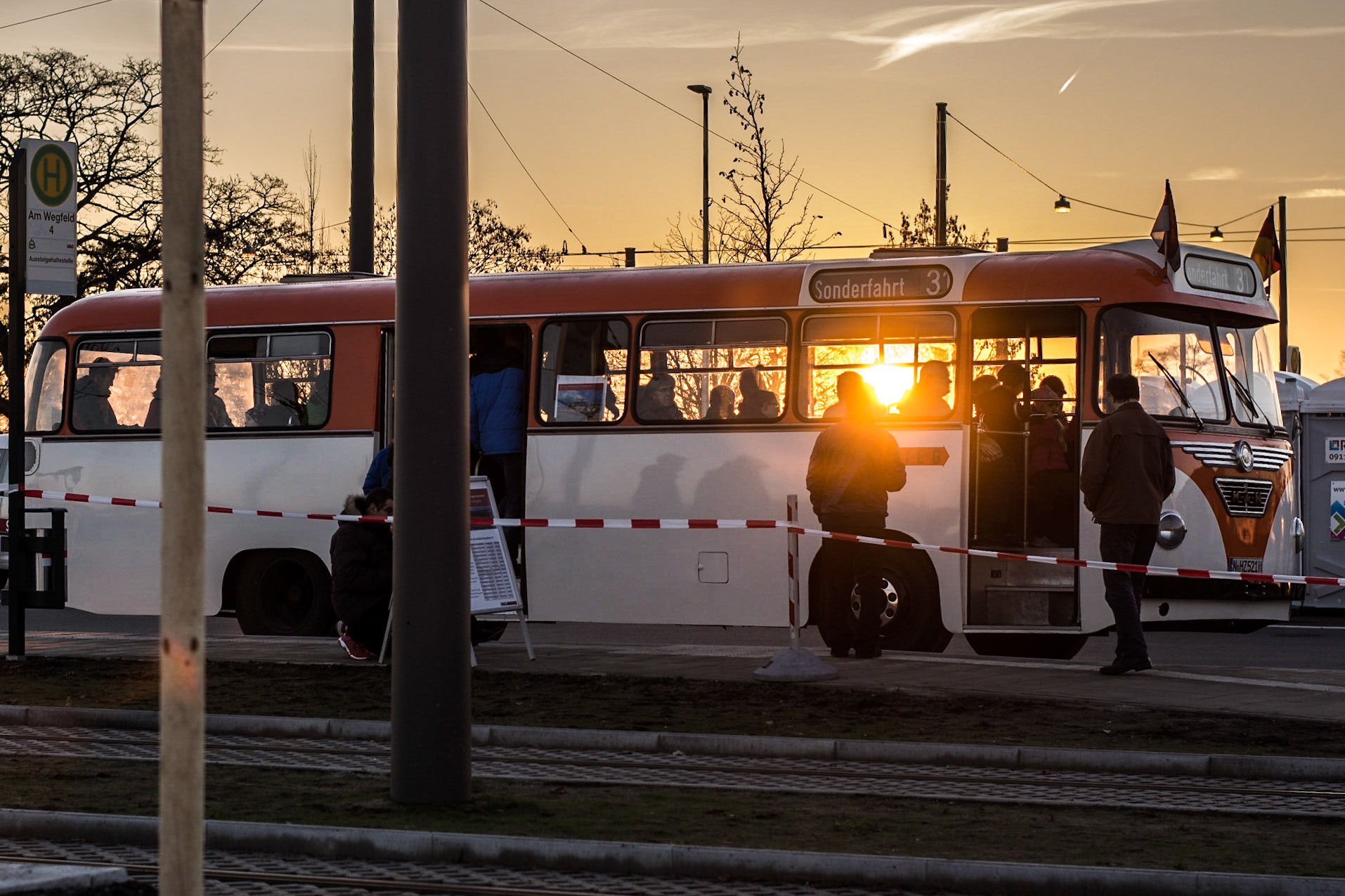 #Sonnenuntergang durch einen historischen #Bus  bei der Eröffnung der neuen Straßenbahn-Endhaltestelle Am Wegfeld.