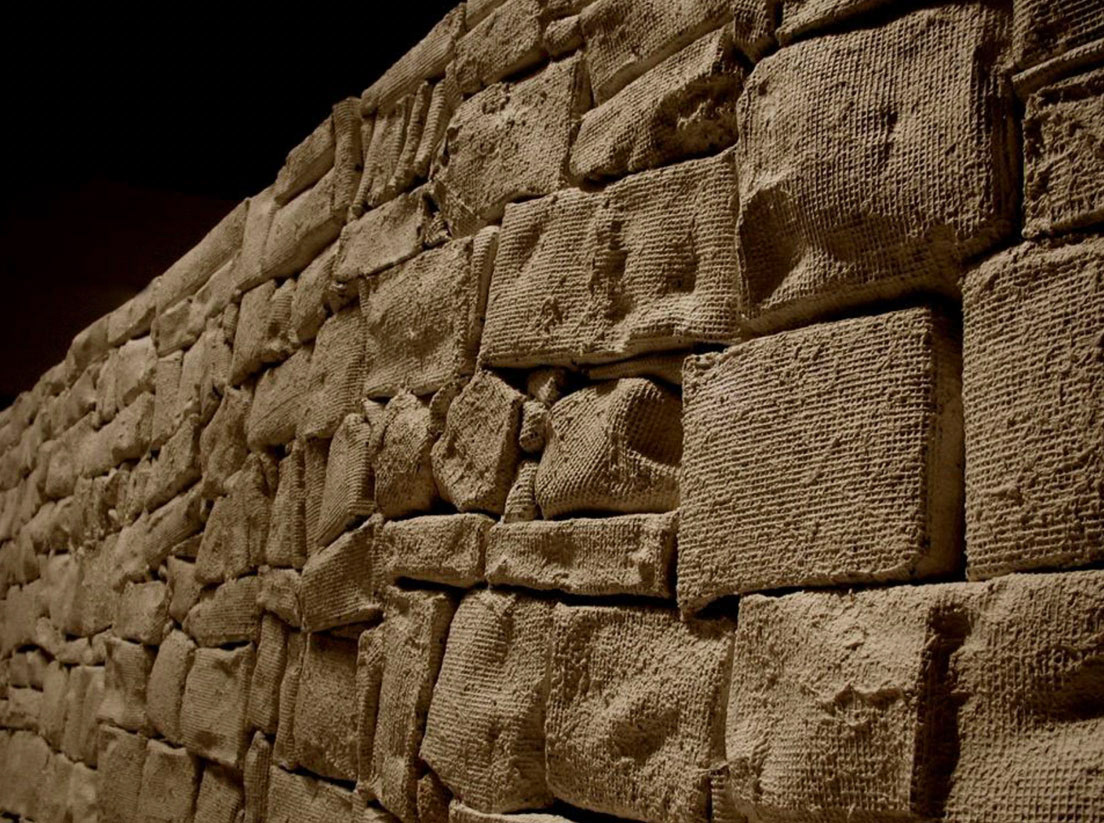 《老墙》Old Wall, Detail Scale: 170×800×105cm, 镀锌铁网、纸浆, Materials: Wire Mesh, Paper Pulp Photo credit:Shenbo